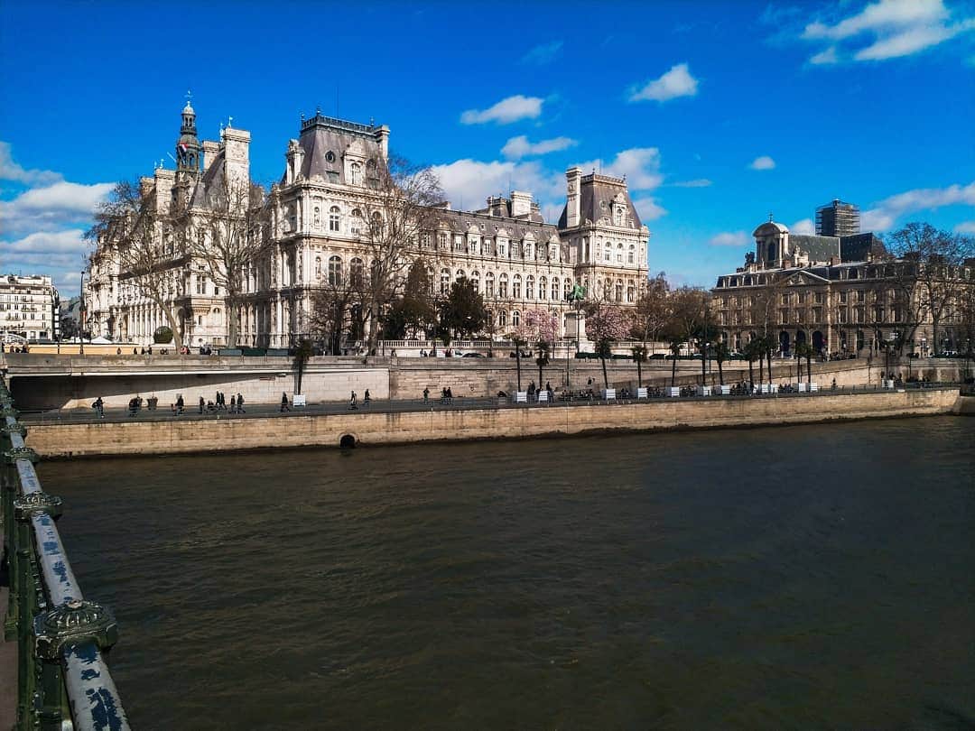 パヴェル・ドローストのインスタグラム：「À Paris Au printemps Sur les toits les girouettes Tournent et font les coquettes Avec le premier vent Qui passe indifférent Nonchalant...🎶🎼🇫🇷 #zaz #paris #france #francais #music #spring #франция #париж #parisjetaime」