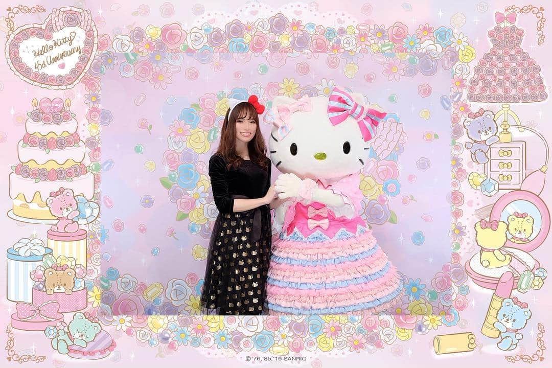 のインスタグラム：「イースター前に #ピューロランド に行ってきました🌈  #ootd  Dress... #ModCloth Boots... #ninamew  #ハローキティ #サンリオ #キティラー #キティ活 #HelloKitty #Sanrio #HelloKittyLover #Puroland」