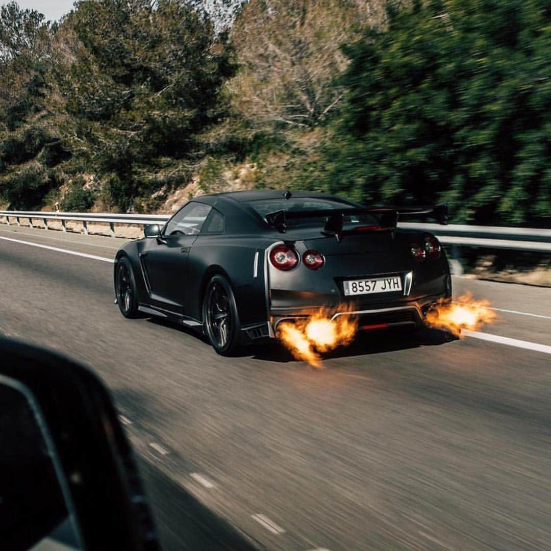CarsWithoutLimitsさんのインスタグラム写真 - (CarsWithoutLimitsInstagram)「Nismo GTR 🔥Hot or Not💤 Photo @davidacedo  #carswithoutlimits #toronto #nissangtr」3月18日 8時47分 - carswithoutlimits