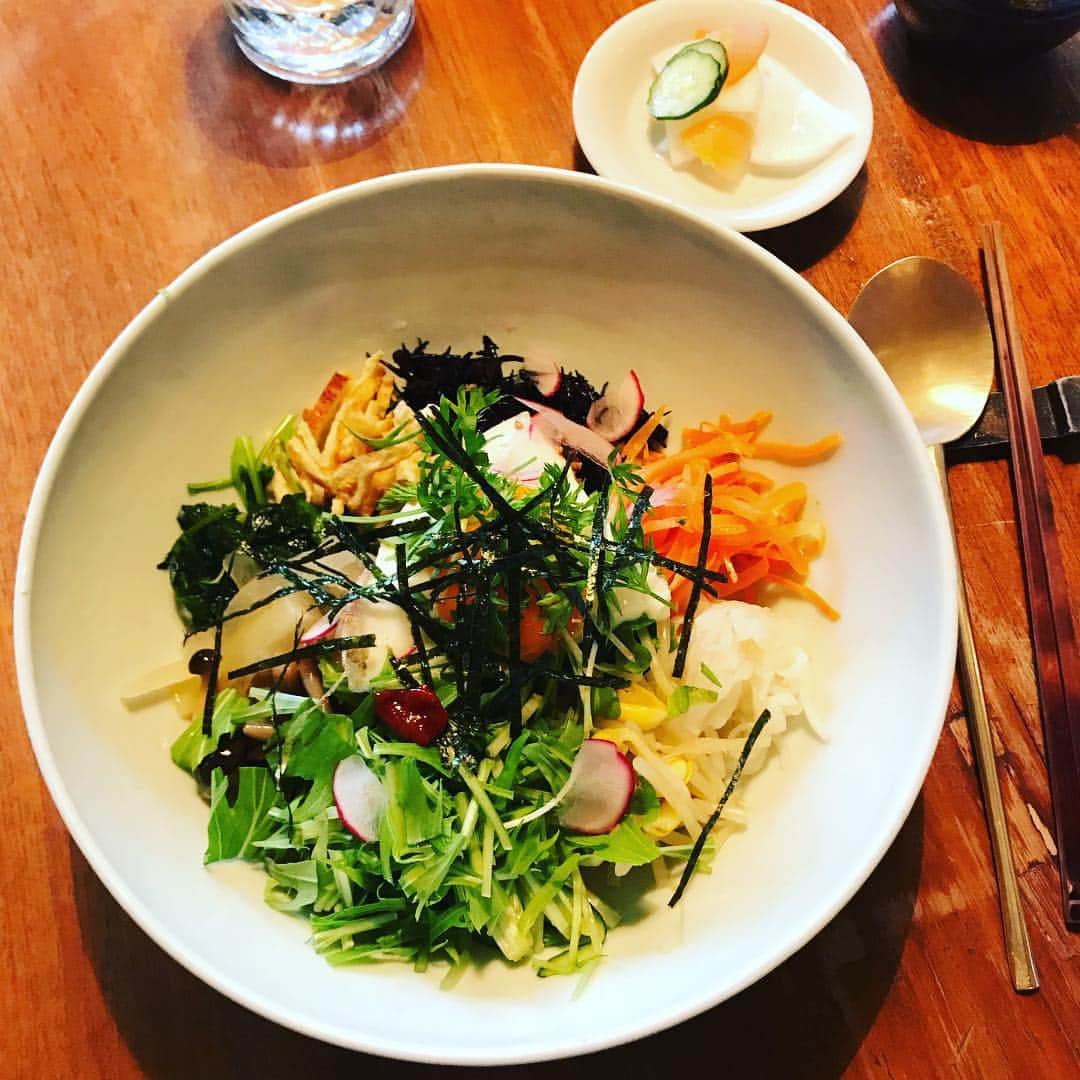 masayoさんのインスタグラム写真 - (masayoInstagram)「2019.3.18 ＊Kyoto ・ 昨日の京都でのランチは 絵梨花さんが 行ってみたいと言っていた李青さんへ。 いただいたのは何種類ものお野菜のナムルがのった #ピビンパ  美味しくって美味しくって、 食べながら何度美味しいねって 言ったかしら。 また必ず行きたいお店です。 食後に飲んだなつめ茶も美味^^ ・ ピビンバはおうちで再現してみたいなぁ。。。 ・」3月18日 8時56分 - masayo_san
