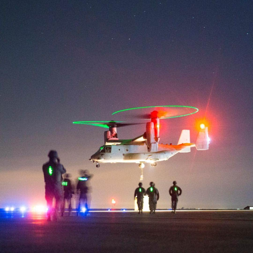 アメリカ海兵隊さんのインスタグラム写真 - (アメリカ海兵隊Instagram)「Light Show  Marines with Marine Forces Europe and Africa, prepare to conduct a helicopter support team training event with a Marine Corps MV-22 Osprey at Morón Air Base, Spain, March 13, 2019. (U.S. Marine Corps photo by Sgt. Katelyn Hunter)  #Marines #USMC #Yut #Training #Training #Osprey #Aviation #Corps #SemperFi #Art #Photography #Europe #Africa #MV22」3月18日 8時52分 - marines