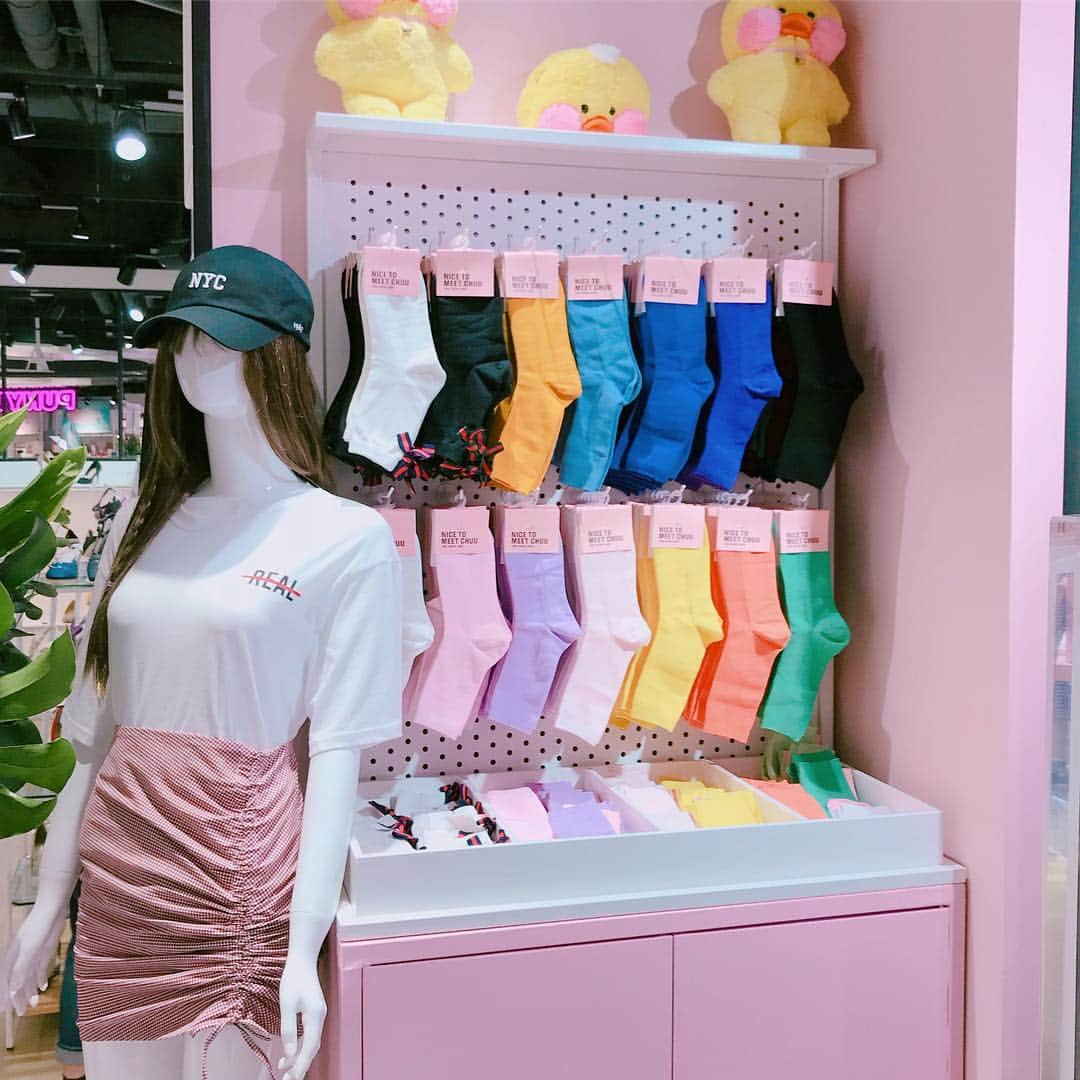 Chuuさんのインスタグラム写真 - (ChuuInstagram)「#chuuharbourcity #grandopen #chuuhongkong Congratulation CHUU expansion open TODAY 16th March ♥event1) Big discount for -5kg jeans ♥event2) chuu made T-shirt 1+1」3月18日 8時53分 - chuu_official