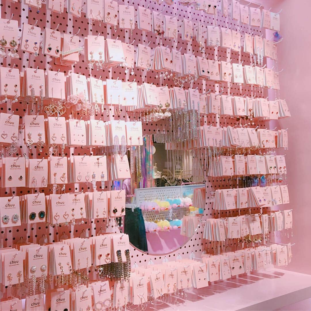 Chuuのインスタグラム：「#chuuharbourcity #grandopen #chuuhongkong Congratulation CHUU expansion open TODAY 16th March ♥event1) Big discount for -5kg jeans ♥event2) chuu made T-shirt 1+1」