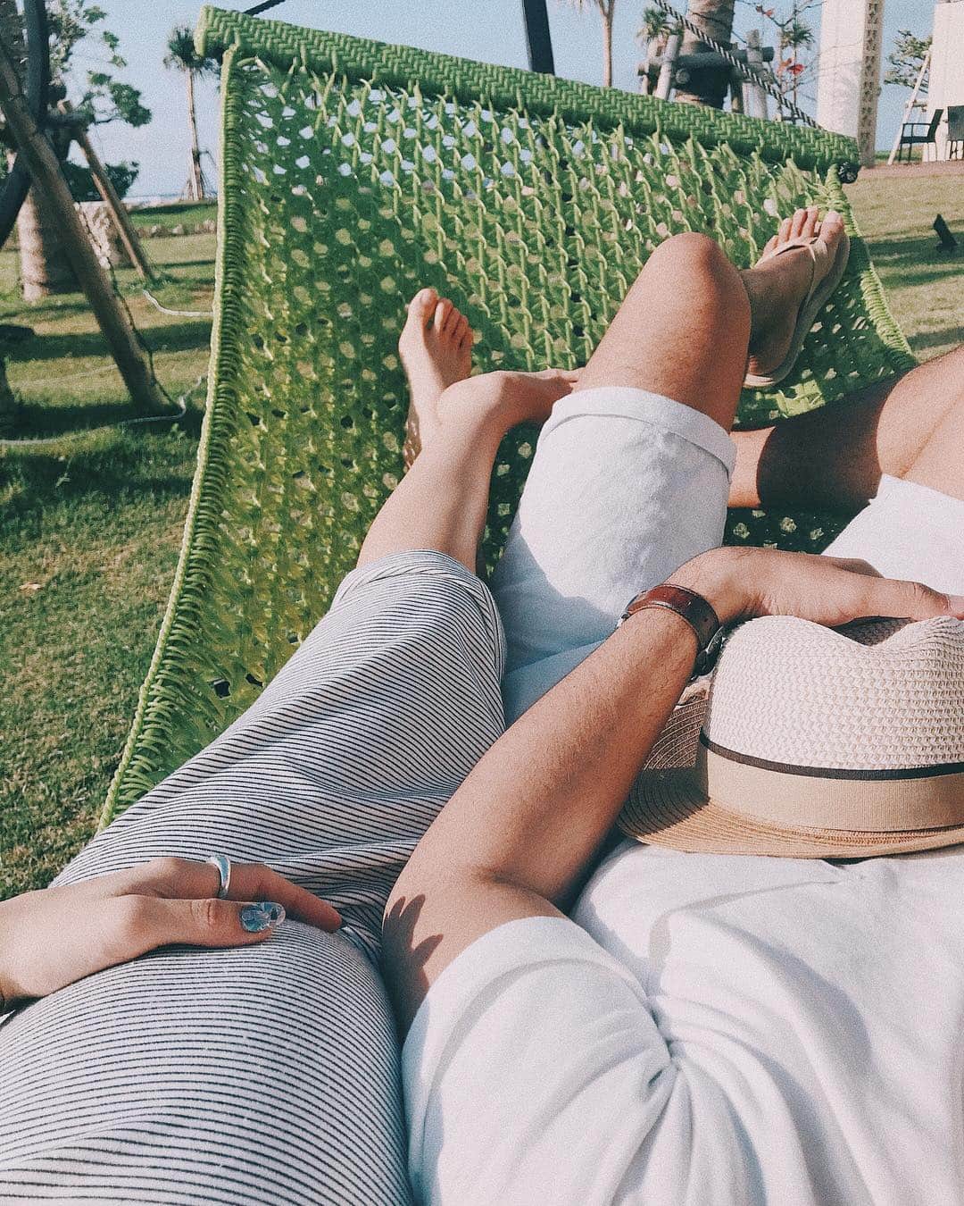 のインスタグラム：「. AMは雨だったのに びっくりするくらい晴れた午後🌴☀️ 沖縄行って唯一露出できた数時間🥰 善太はぐっすり😪 めちゃくちゃ暖かくて 夫婦でゆっくり幸せだったな💑 #善太のいる生活 #ゆるりとした生活 #沖縄 #maternity #family  #familyphoto」