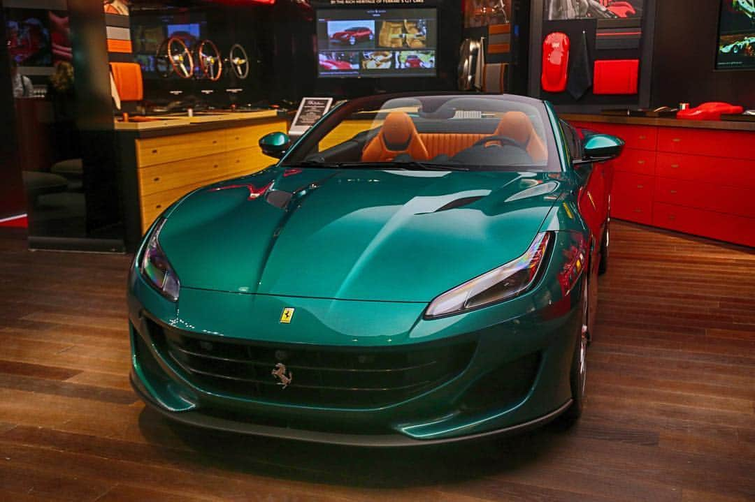 Ferrari USAさんのインスタグラム写真 - (Ferrari USAInstagram)「Verde for good luck. #TailorMade #FerrariPortofino #StPattysDay」3月18日 8時59分 - ferrariusa