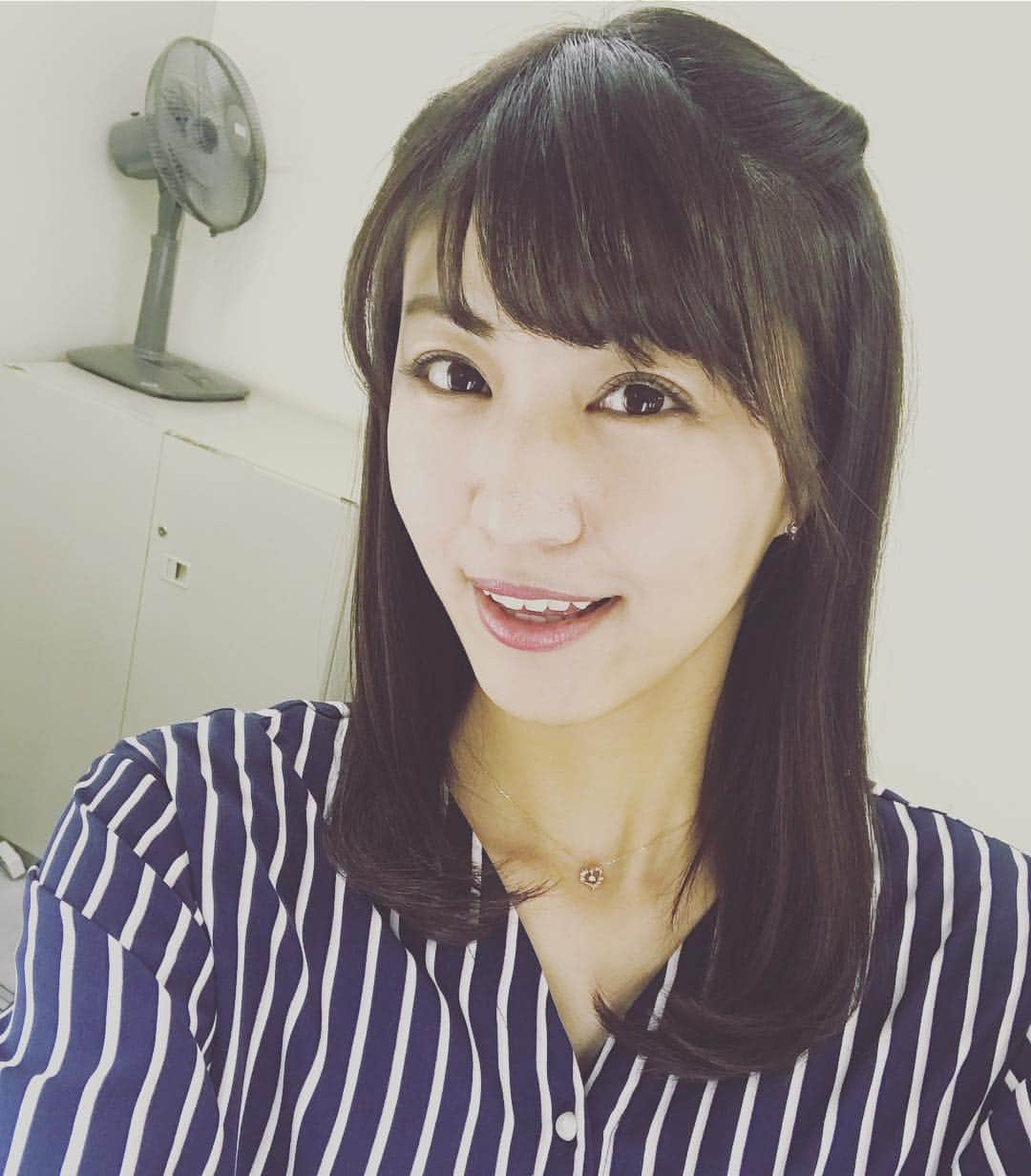 竹村優香のインスタグラム：「桜の便りが待ち遠しい今日この頃。 気温もすこし暖かくなってきて、ニュースの衣装も厚手のジャケットからブラウススタイルが増えて軽やかになってきましたよ◡̈♡🌸 扇風機がなぜかうつりこんできたけど、、さすがに君はまだ早いぞ！笑  #メイク室 #春服 #扇風機」