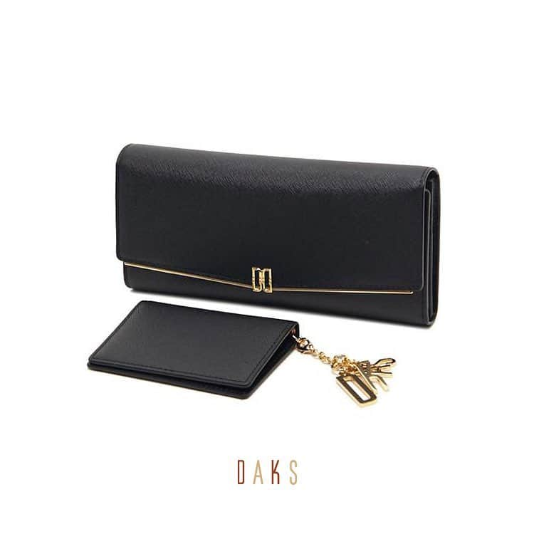 DAKS Koreaさんのインスタグラム写真 - (DAKS KoreaInstagram)「• DAKS accessories  모던한 디자인에 골드 V바 장식으로 포인트를 살린 MD추천 장지갑! 지갑을 구매하면 카드 지갑과 레터링 참이 함께 오는 득템을 LF몰에서 만나보세요! . [MD’s Pick] #DCWA9E511BK . #닥스 #닥스코리아 #DAKS #DAKSACCESSORIES #LFmall #지갑 #여성지갑 #여성장지갑 #지갑추천 #선물추천 #혜자템」3月18日 9時20分 - dakskorea_accessories