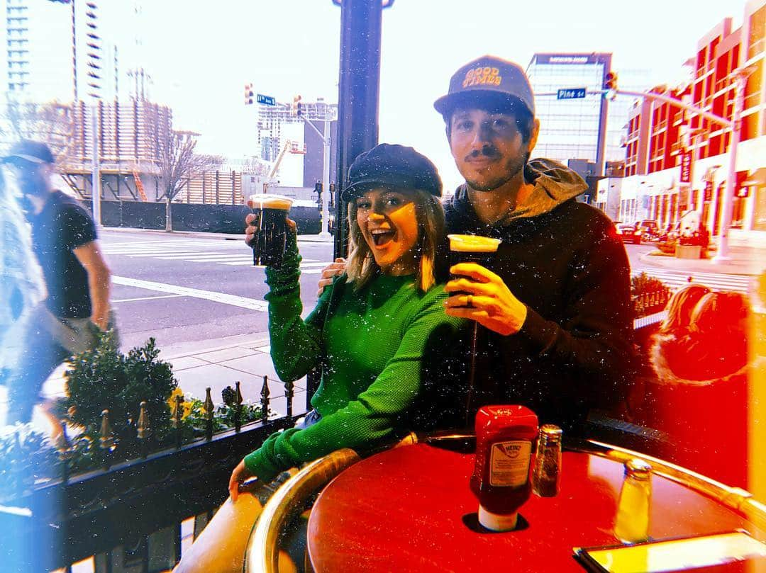 Kelsea Balleriniさんのインスタグラム写真 - (Kelsea BalleriniInstagram)「cheers & happy st Patrick’s day beauties! 🍀🍀🍀」3月18日 9時20分 - kelseaballerini