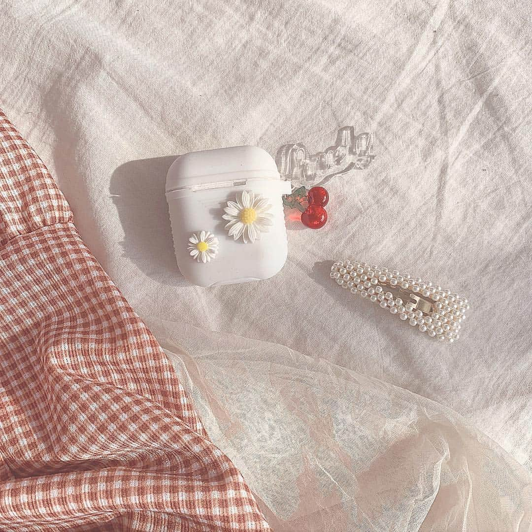 ひこ乃さんのインスタグラム写真 - (ひこ乃Instagram)「🍒❤︎airpods⠀ ⠀ 昨日お知らせしたラフォーレ原宿でのpopupで 販売予定のairpodsケース♡⠀ ⠀ サクランボにお花に𓈒 𓏸持っていて本当に可愛いっ❤︎て 思えるデザインを作りました！！⠀ ⠀ 私的にairpodsって小さくて無くしそうで凄く不安で。笑 でも、ケースに入れるとかなり存在感 出るのでその心配もなくなりました:)⠀ ⠀ 可愛い小物、大好き❤︎⠀ ⠀ 🍒⠀ ⠀ #airpods#チェリー#이어폰#이어폰추천#이어폰케이스」3月18日 9時24分 - hikono0909