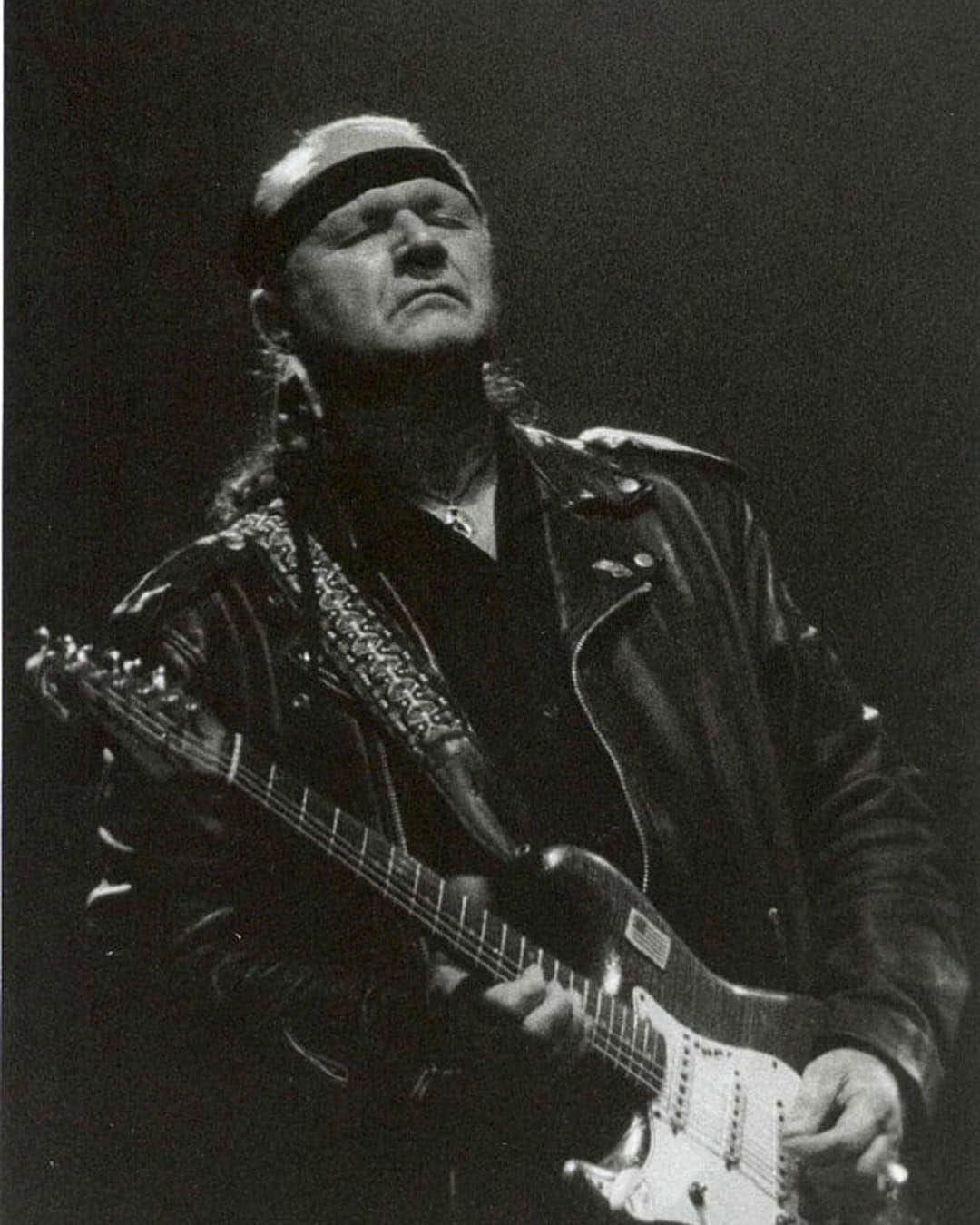 Kerrang!さんのインスタグラム写真 - (Kerrang!Instagram)「Dick Dale, the King of the Surf Guitar, passed away today at the age of 81. We’re so grateful for his huge contributions to rock’n’roll, and the fact that he was shredding till the very end. 🏄‍♂️ . . . #dickdale #dickdaleandhisdeltones #ripdickdale #dickdale #surfrock #surfguitar」3月18日 9時25分 - kerrangmagazine_