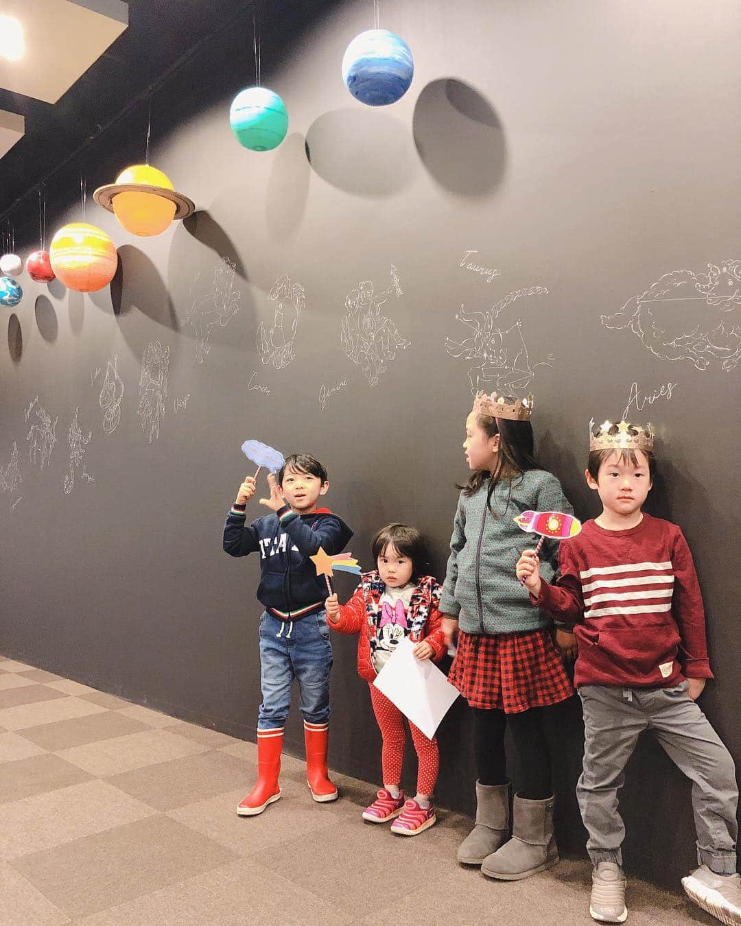 鈴木サチさんのインスタグラム写真 - (鈴木サチInstagram)「ちょっと前だけど、 従兄弟たちと渋谷区文化総合センター大和田にあるコスモプラネタリウム渋谷に行ってきました。 子供向けのプラネタリウムもあり、子供たちはみんな夢中になってました！！ その数日後には夜の空を見上げると、 「ままー！見つけた！！冬の大三角形！！」と興奮した様子で、すごく嬉しそう😊 春休み是非遊びに行ってみて下さいね😊👍👍 ちなみに3Fのこども科学センター・ハチラボにも立ち寄ってみてください！大人が夢中になっちゃうものばかり！  #mama #mother #model #kids #渋谷区 #コスモプラネタリウム #shibuya #tokyo #japan」3月18日 9時27分 - sachi_suzuki
