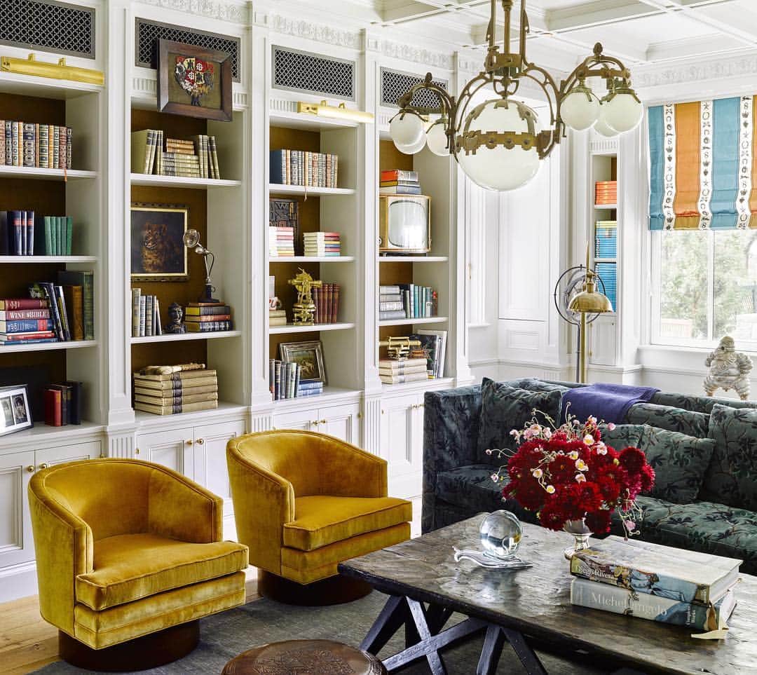 ELLE DECORさんのインスタグラム写真 - (ELLE DECORInstagram)「Peek inside the gorgeous library in the Sonoma Valley lake house designed by @kenfulk with the architect @kenlinsteadtarchitects. The library sofa has a slipcover in a Donghia fabric, the Harvey Probber swivel chairs are from Antiques du Monde, the circa-1910 Italian chandelier is from Obsolete, and the walls are painted in Benjamin Moore Icicle. Click the link in our bio for the full house tour. 📸: by @thefacinator, as seen in our June 2018 issue.」3月18日 9時34分 - elledecor