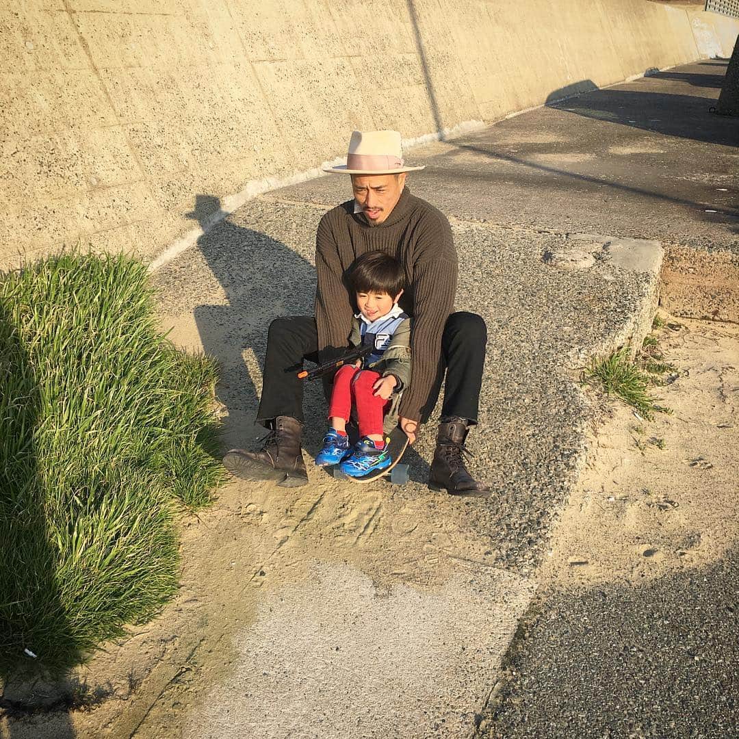 ryo0809appleさんのインスタグラム写真 - (ryo0809appleInstagram)「土曜日の息子👦🏻 カッコいい顔してみてーって言ったら、100均で買ったライフル使ってキメ顔してたww どんどん男子になっていく息子。 自転車よりスケボーに興味あり🛹 パパは友達👨‍👦なのは今も変わらず😂 4歳もあと少しで終わりかぁ😭 * * * #memory #myson #4yearsold  #息子 #4歳 #4歳男の子  #4歳9ヶ月  #キメ顔 #パパ大好き #パパは友達」3月18日 9時57分 - ryo0809apple