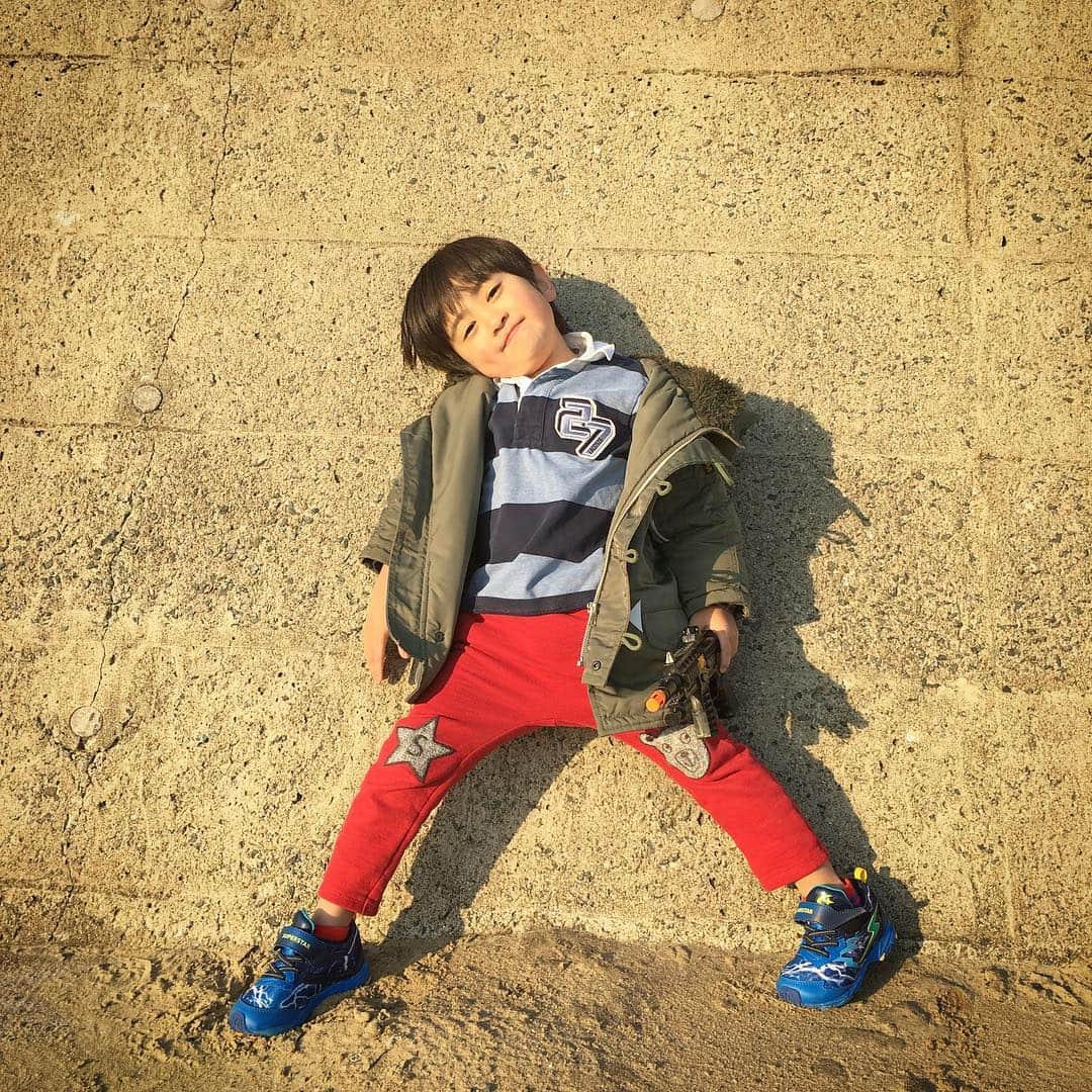 ryo0809appleさんのインスタグラム写真 - (ryo0809appleInstagram)「土曜日の息子👦🏻 カッコいい顔してみてーって言ったら、100均で買ったライフル使ってキメ顔してたww どんどん男子になっていく息子。 自転車よりスケボーに興味あり🛹 パパは友達👨‍👦なのは今も変わらず😂 4歳もあと少しで終わりかぁ😭 * * * #memory #myson #4yearsold  #息子 #4歳 #4歳男の子  #4歳9ヶ月  #キメ顔 #パパ大好き #パパは友達」3月18日 9時57分 - ryo0809apple