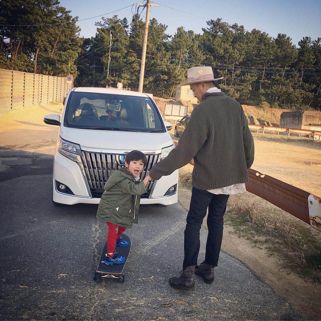 ryo0809appleさんのインスタグラム写真 - (ryo0809appleInstagram)「土曜日の息子👦🏻 カッコいい顔してみてーって言ったら、100均で買ったライフル使ってキメ顔してたww どんどん男子になっていく息子。 自転車よりスケボーに興味あり🛹 パパは友達👨‍👦なのは今も変わらず😂 4歳もあと少しで終わりかぁ😭 * * * #memory #myson #4yearsold  #息子 #4歳 #4歳男の子  #4歳9ヶ月  #キメ顔 #パパ大好き #パパは友達」3月18日 9時57分 - ryo0809apple