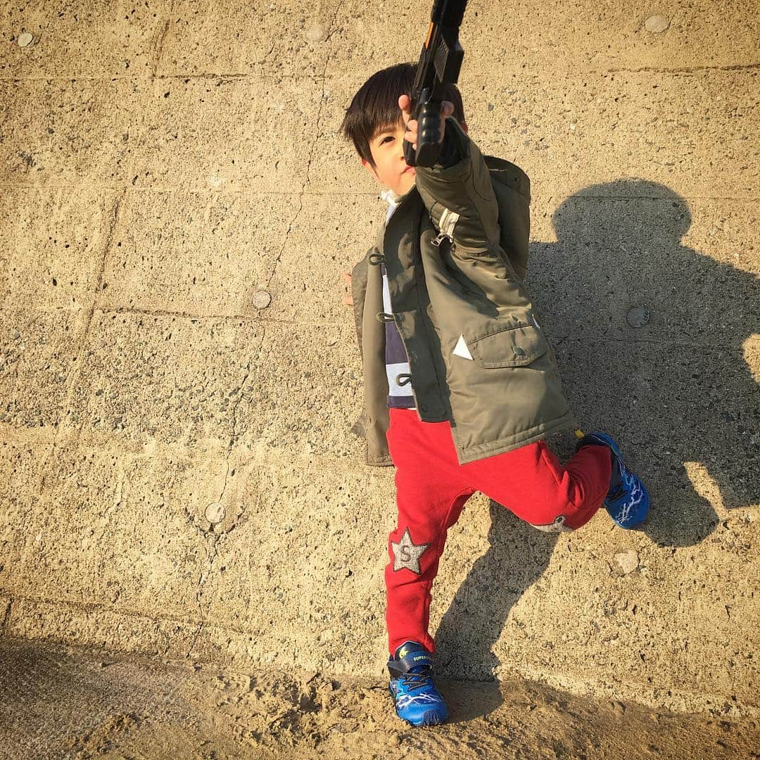ryo0809appleさんのインスタグラム写真 - (ryo0809appleInstagram)「土曜日の息子👦🏻 カッコいい顔してみてーって言ったら、100均で買ったライフル使ってキメ顔してたww どんどん男子になっていく息子。 自転車よりスケボーに興味あり🛹 パパは友達👨‍👦なのは今も変わらず😂 4歳もあと少しで終わりかぁ😭 * * * #memory #myson #4yearsold  #息子 #4歳 #4歳男の子  #4歳9ヶ月  #キメ顔 #パパ大好き #パパは友達」3月18日 9時57分 - ryo0809apple