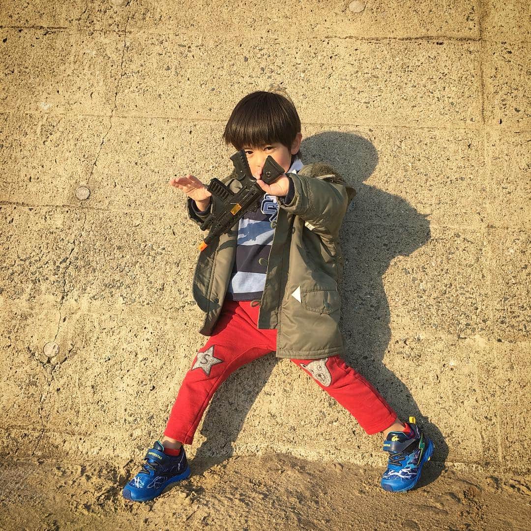 ryo0809appleさんのインスタグラム写真 - (ryo0809appleInstagram)「土曜日の息子👦🏻 カッコいい顔してみてーって言ったら、100均で買ったライフル使ってキメ顔してたww どんどん男子になっていく息子。 自転車よりスケボーに興味あり🛹 パパは友達👨‍👦なのは今も変わらず😂 4歳もあと少しで終わりかぁ😭 * * * #memory #myson #4yearsold  #息子 #4歳 #4歳男の子  #4歳9ヶ月  #キメ顔 #パパ大好き #パパは友達」3月18日 9時57分 - ryo0809apple