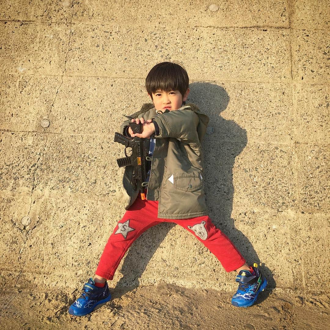のインスタグラム：「土曜日の息子👦🏻 カッコいい顔してみてーって言ったら、100均で買ったライフル使ってキメ顔してたww どんどん男子になっていく息子。 自転車よりスケボーに興味あり🛹 パパは友達👨‍👦なのは今も変わらず😂 4歳もあと少しで終わりかぁ😭 * * * #memory #myson #4yearsold  #息子 #4歳 #4歳男の子  #4歳9ヶ月  #キメ顔 #パパ大好き #パパは友達」