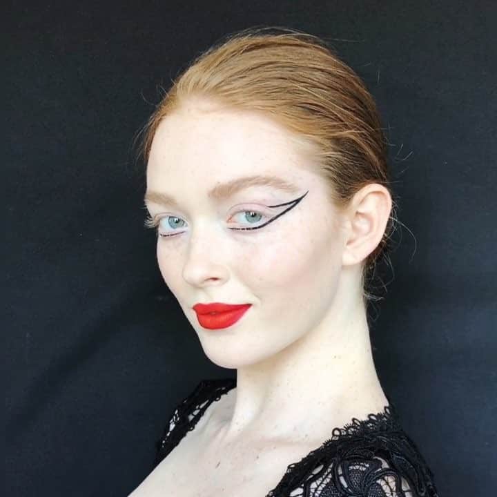 JO BAKERのインスタグラム：「L A R S E N • T H O M P S O N 🇺🇸 Casual Cut Eye... 🔪🔪🔪 for #larsenthompson ~ heading out to tonight’s LA Fashion Awards !! Style @taraswennen  Hair @lightaaron  Makeup by me #jobakermakeupartist #cateye #cutting #sharp #eyeliner」