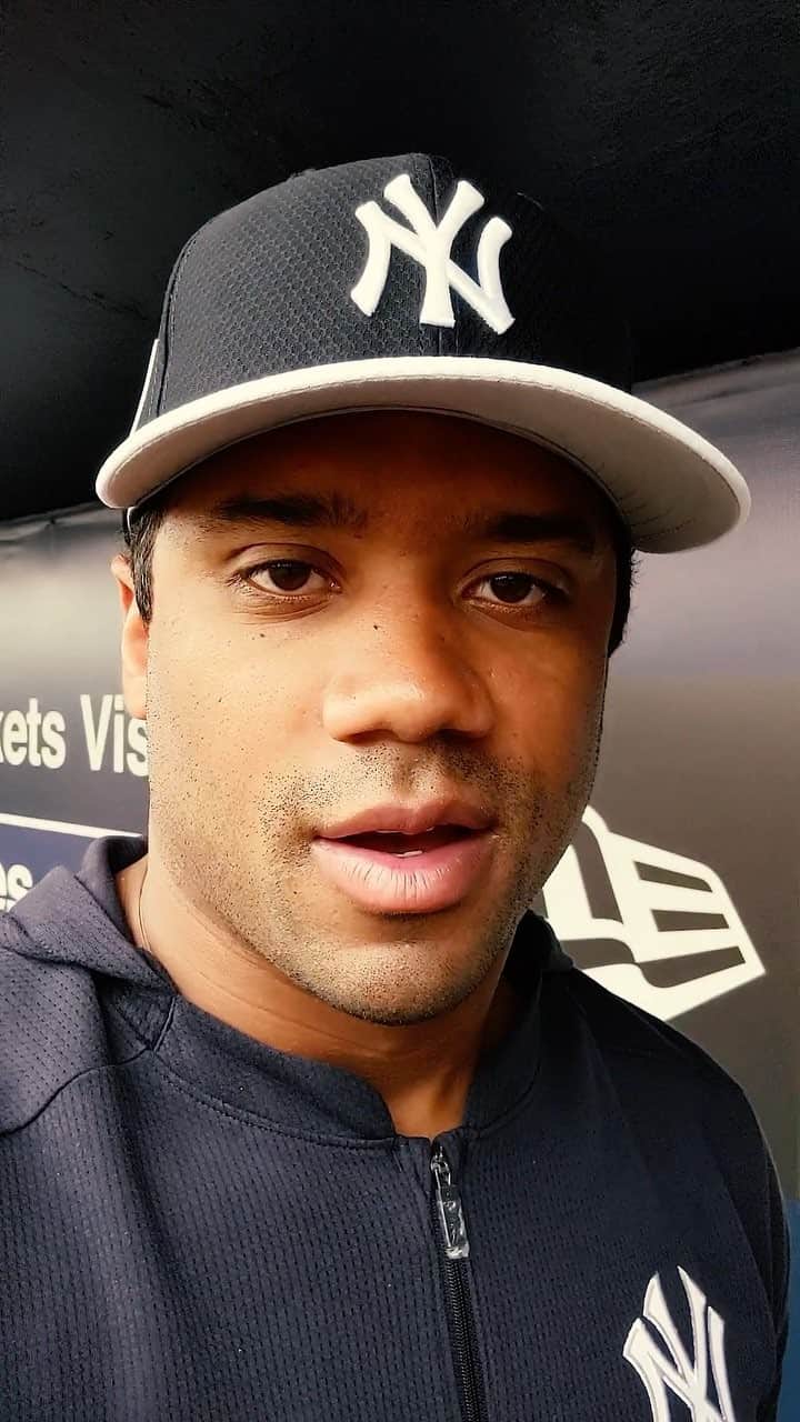ラッセル・ウィルソンのインスタグラム：「@DJMOGG and I are live from the Yankees Dugout in spring training talking baseball, NFL trades and my appearance on the Tonight Show」