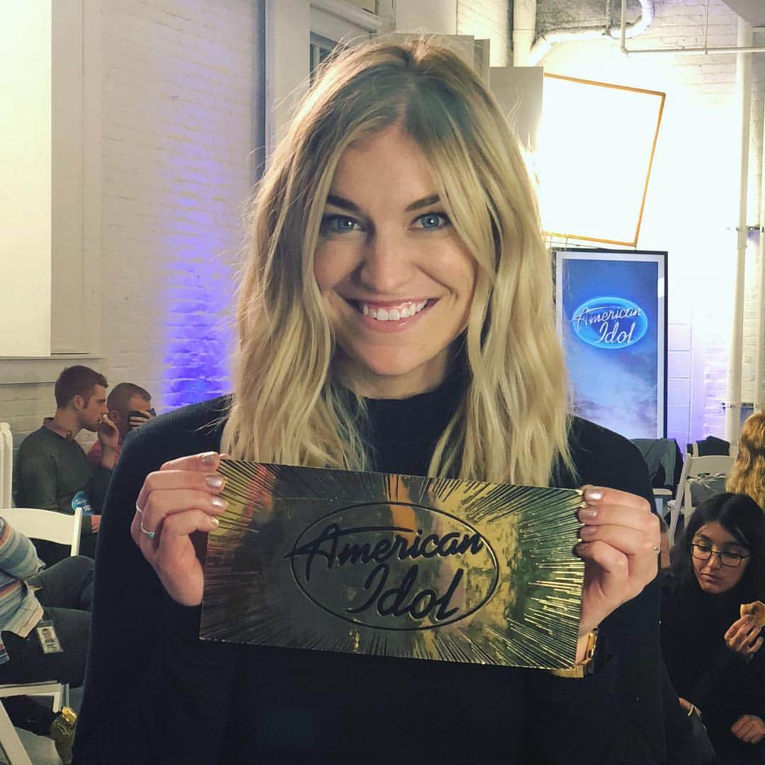 American Idolさんのインスタグラム写真 - (American IdolInstagram)「🚨 SPOILER ALERT 🚨  SWIPE ⬅️ & give a 👏👏👏 for tonight’s first group of contestants heading to Hollywood 🎬#AmericanIdol」3月18日 10時06分 - americanidol