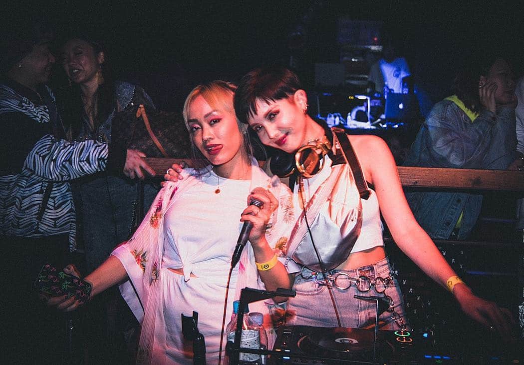 サマンサ麻里子さんのインスタグラム写真 - (サマンサ麻里子Instagram)「I had so much fun DJing for #HON3YTRAP on White Day last week 💖🐝 Huge thank you to the HON3Y TRAP team for letting me take over the floor for some smooth R&B tunes 💓 先週の HONE3Y TRAP でメインフロアでDJさせていただきました💖🐝 チークタイムめっちゃ楽しかった！大好きなR&Bの曲にたくさんのカップルが踊ってくれて嬉しかったな〜💓 高校時代を思い出した🥰 ⠀ . . . #vision #visionsoundmuseum #whiteday #club #hiphop #rnb #dj #femaledj #mc #dancers #danceshowcase #cheektime #tokyoblogger #tokyomodel #tokyodj #throwback #tokyoparty #samanthamariko」3月18日 9時59分 - samanthamariko