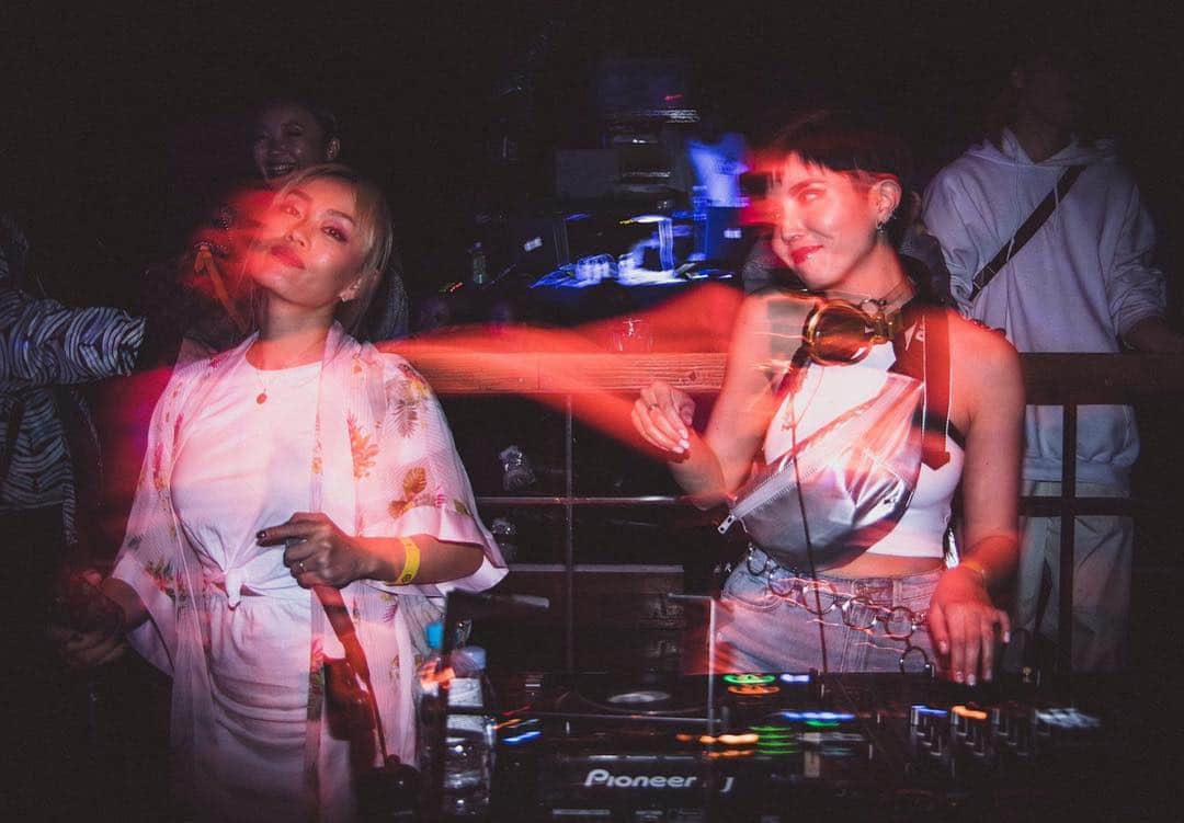 サマンサ麻里子さんのインスタグラム写真 - (サマンサ麻里子Instagram)「I had so much fun DJing for #HON3YTRAP on White Day last week 💖🐝 Huge thank you to the HON3Y TRAP team for letting me take over the floor for some smooth R&B tunes 💓 先週の HONE3Y TRAP でメインフロアでDJさせていただきました💖🐝 チークタイムめっちゃ楽しかった！大好きなR&Bの曲にたくさんのカップルが踊ってくれて嬉しかったな〜💓 高校時代を思い出した🥰 ⠀ . . . #vision #visionsoundmuseum #whiteday #club #hiphop #rnb #dj #femaledj #mc #dancers #danceshowcase #cheektime #tokyoblogger #tokyomodel #tokyodj #throwback #tokyoparty #samanthamariko」3月18日 9時59分 - samanthamariko