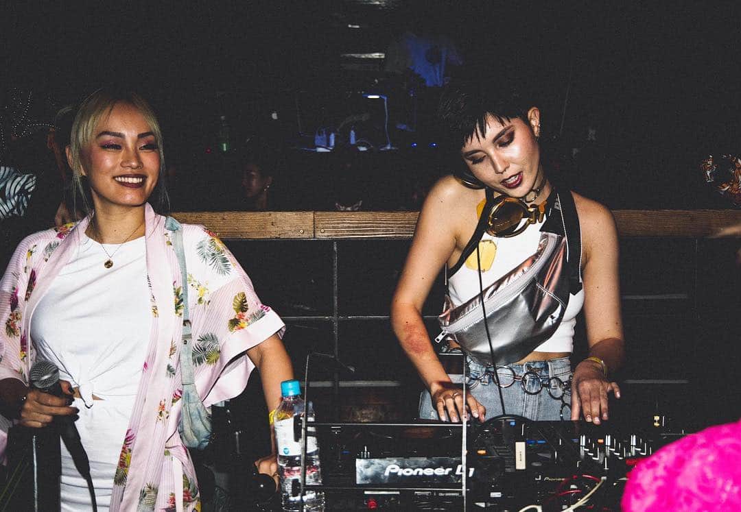 のインスタグラム：「I had so much fun DJing for #HON3YTRAP on White Day last week 💖🐝 Huge thank you to the HON3Y TRAP team for letting me take over the floor for some smooth R&B tunes 💓 先週の HONE3Y TRAP でメインフロアでDJさせていただきました💖🐝 チークタイムめっちゃ楽しかった！大好きなR&Bの曲にたくさんのカップルが踊ってくれて嬉しかったな〜💓 高校時代を思い出した🥰 ⠀ . . . #vision #visionsoundmuseum #whiteday #club #hiphop #rnb #dj #femaledj #mc #dancers #danceshowcase #cheektime #tokyoblogger #tokyomodel #tokyodj #throwback #tokyoparty #samanthamariko」