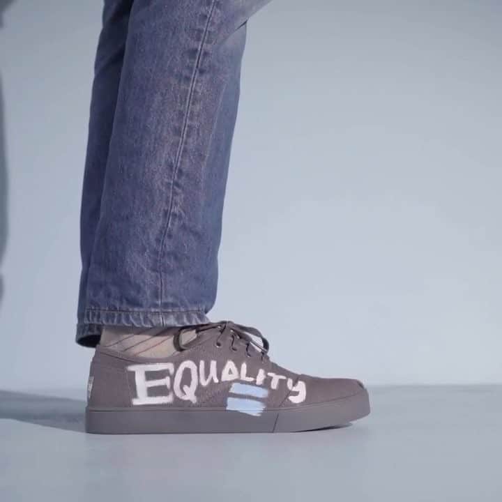 のインスタグラム：「With every TOMS purchase, you create change, whether it’s shoe giving, sight restoration, or taking a stand on today’s most pressing issues. We believe in wearing your values. What do you stand for? #standfortomorrow」