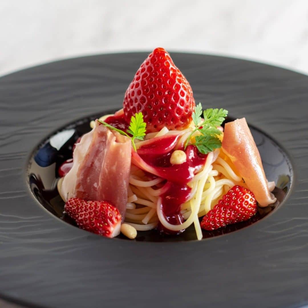 The Westin Osaka （ウェスティンホテル大阪）さんのインスタグラム写真 - (The Westin Osaka （ウェスティンホテル大阪）Instagram)「レストラン「アマデウス」で開催中のブッフェ 「アマデウスマルシェ × FRUITS meet MEAT」とイタリアンディナーでは、佐賀県産”いちごさん”とイタリア産生ハムの冷製パスタを4月下旬までご提供中です。 甘酸っぱいいちごさんのソースのパスタは、デザート感覚でお楽しみいただけます。 —————————————————⠀ #いちごさん #佐賀 #アマデウス #いちご #苺 #フルーツ #肉  #イタリア産生ハム #冷製パスタ #アマデウス #バイキング #ブッフェ #ビュッフェ #ディナー ————————————————— Tag@westinosaka to share your image with us. ⠀ ⠀⠀ #WestinOsaka #ウェスティンホテル大阪」3月18日 10時04分 - westinosaka