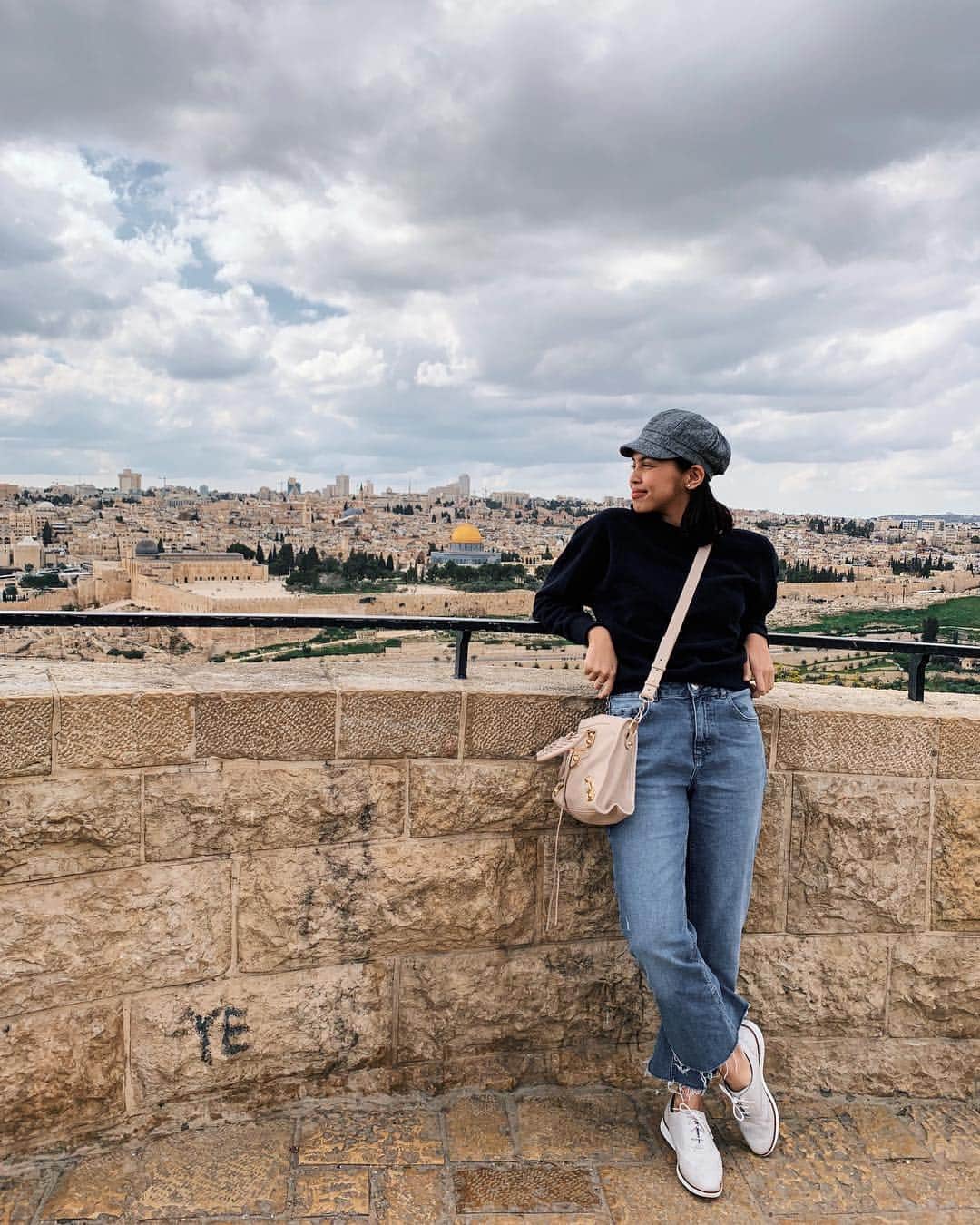 メイン・メンドーサのインスタグラム：「Trip to Jerusalem #forrealz」
