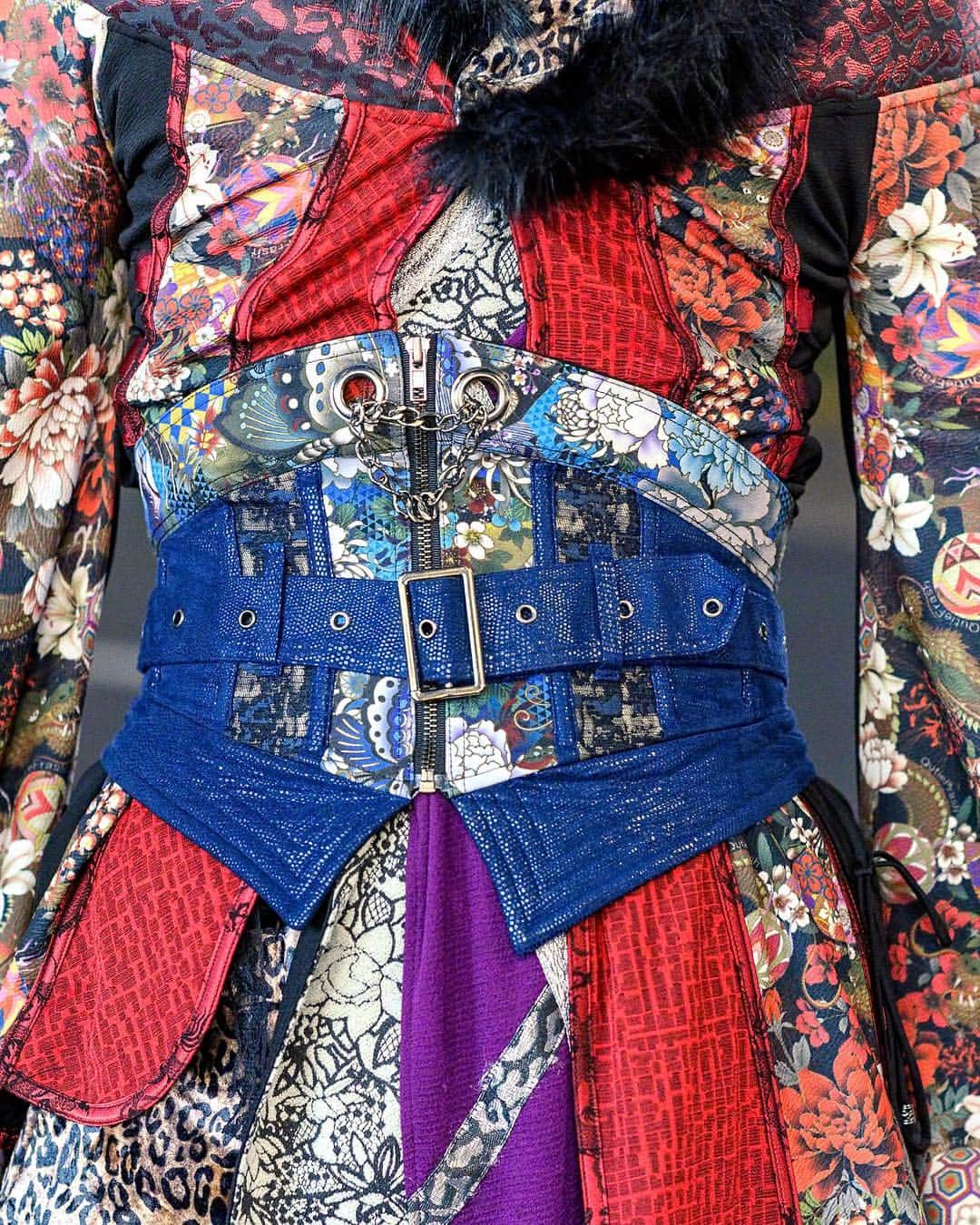 Harajuku Japanさんのインスタグラム写真 - (Harajuku JapanInstagram)「Desuko on the street in Harajuku wearing a colorful kimono from @QutieFrash with a corset belt, face mask, o-rings choker, and platform boots.」3月18日 10時07分 - tokyofashion