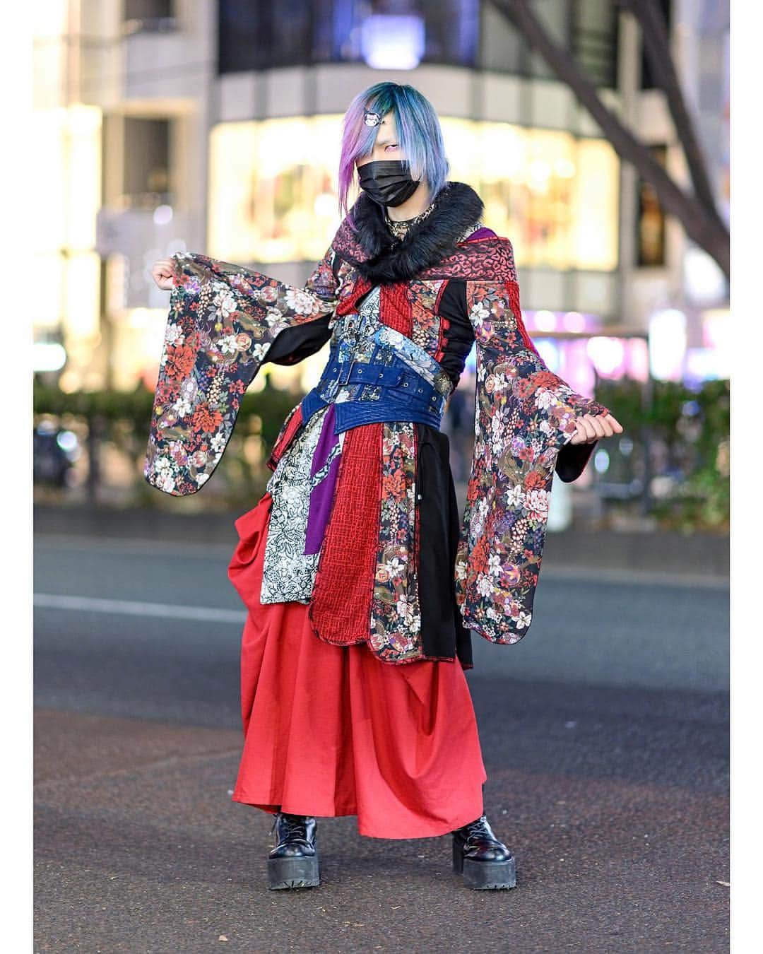 Harajuku Japanさんのインスタグラム写真 - (Harajuku JapanInstagram)「Desuko on the street in Harajuku wearing a colorful kimono from @QutieFrash with a corset belt, face mask, o-rings choker, and platform boots.」3月18日 10時07分 - tokyofashion