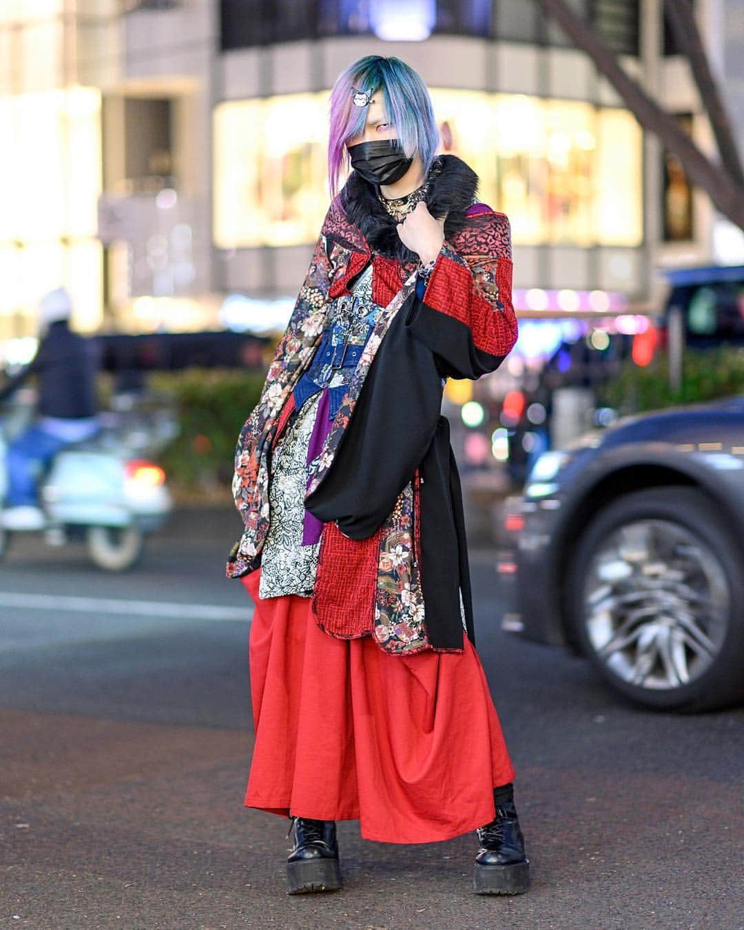 Harajuku Japanさんのインスタグラム写真 - (Harajuku JapanInstagram)「Desuko on the street in Harajuku wearing a colorful kimono from @QutieFrash with a corset belt, face mask, o-rings choker, and platform boots.」3月18日 10時07分 - tokyofashion