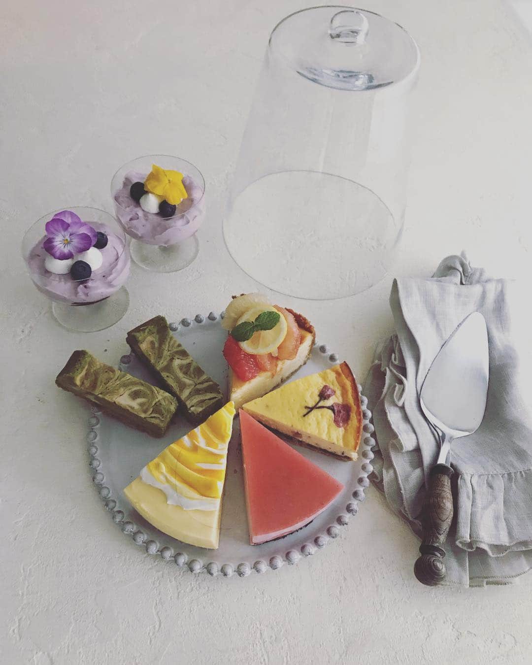 福田淳子さんのインスタグラム写真 - (福田淳子Instagram)「春色チーズケーキ💛 栄養と料理4月号でお菓子の特集を担当させていただきました。正統派テーマはやっぱりうれしいです。春のうきうきするような気持ちにぴったり。見た目もお味も明るく優しいお菓子たちを揃えました。 いちご、桜、抹茶、とお花見にぴったりなラインナップ揃いです。すてきなスタイリングと写真でお菓子がキラキラしております。 カメラ:砂原文さん、スタイリング:河野亜紀さん、編集:山村奈央子さん。撮っていた時は春はまだまだ遠いように思えたけど（年明け最初の撮影でした！エミパン女子会なつかし）あっという間に春でした。 今月号の表紙は清々しい絹さやのお味噌汁（有元先生です！）潔いすてきな写真。  #栄養と料理 #春色チーズケーキ #チーズケーキ #sweetwitchj」3月18日 10時07分 - junjunfukuda