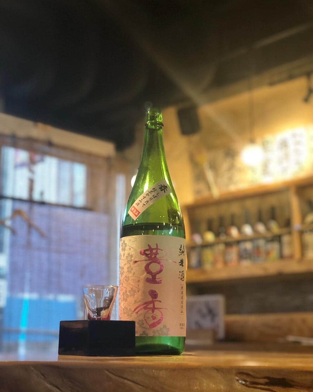 居酒屋やぐらさんのインスタグラム写真 - (居酒屋やぐらInstagram)「. 『居酒屋やぐら』 ～八幡山駅から徒歩3分～ URLはこちら⇒（@yagura__official） ------------------------------------------------ 「豊香」 長野県の諏訪湖畔で 生まれた丹誠込めた一本🍶 . スパっと切れる後味が食事との 相性も良くとても飲みやすいです✨ . 口に含むと濃醇なパッションフルーツのような味わいをぜひお召し上がりください💕 ------------------------------------------------ #東京 #八幡山 #居酒屋やぐら #居酒屋 #創作 #宴会 #歓送迎会 #女子会 #酒場 #串焼き #地酒 #酒 #落ち着く空間#food #foodstagram #飲食店 #デート #おいしい #杉並区#刺身 #ビール #美味しい #深夜営業 #焼酎 #お刺身 #お酒#instafood #日本酒 #豊香 #純米酒」3月18日 10時13分 - yagura__official