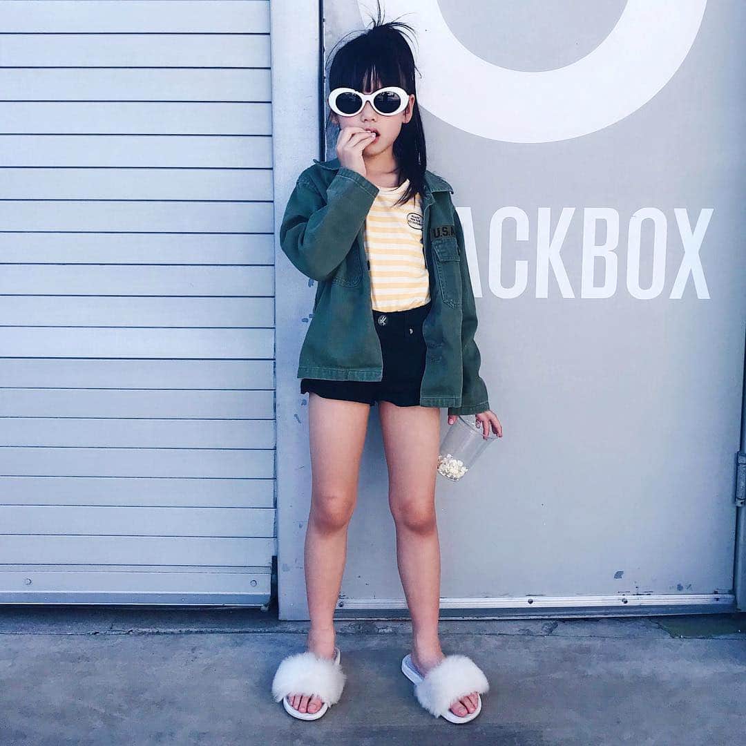 のインスタグラム：「Who actually wore green to avoid being pinched today? 🍀 #STPATRICKSDAY Tee: @alexandalexacom || @tinycottons  Shorts: @oneteaspoon_ Slides: @akidbrand Sunnies: @zerouv」
