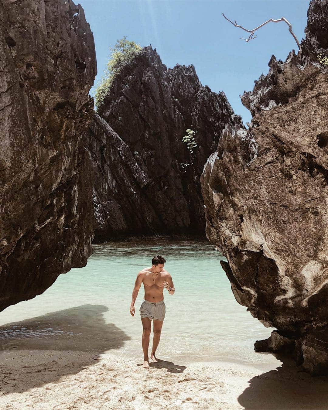 のインスタグラム：「Secret Beach.  #elnido #elnidopalawan #secretbeach #philippines #palawan」