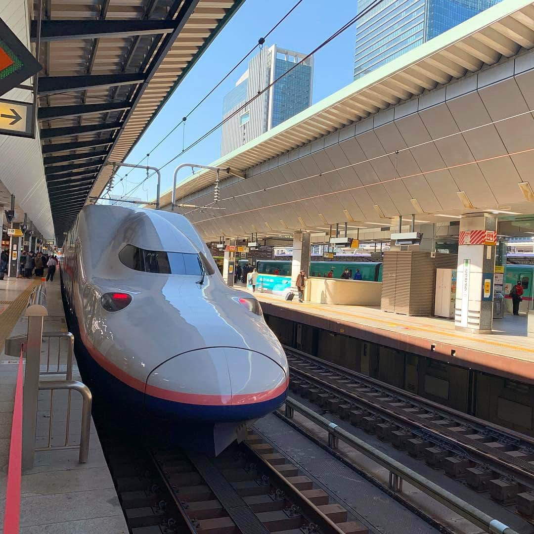 高松いくさんのインスタグラム写真 - (高松いくInstagram)「お仕事で群馬へ🚅東京駅から高崎までって近過ぎてあっという間で寂しいけど💦 目一杯移動時間を満喫する٩( ᐛ )و♬ 今日から毎週月曜日火曜日は旅気分で新幹線出勤Yoga🧘‍♂️ 飛行機でも新幹線でも、やっぱりレギンスが楽チン♪(´ε｀ ) このまんまで寒くない季節がやっと来てくれたー✨苦しくないウエストと優しく包み伸び伸びリラックスさせてくれるレギンスは、 もちろん #prana  #新幹線 #出勤 #出張 #ヨガ #群馬 #yoga #レギンス #制服出勤 #ウェア #普段着 #楽チンコーデ #ヨガウェア #プラナ #旅 気分 #スポーツジム #ゴールドジム前橋群馬  @sonnetteinc.official」3月18日 10時19分 - iku_takamatsu_trip_sup_yoga