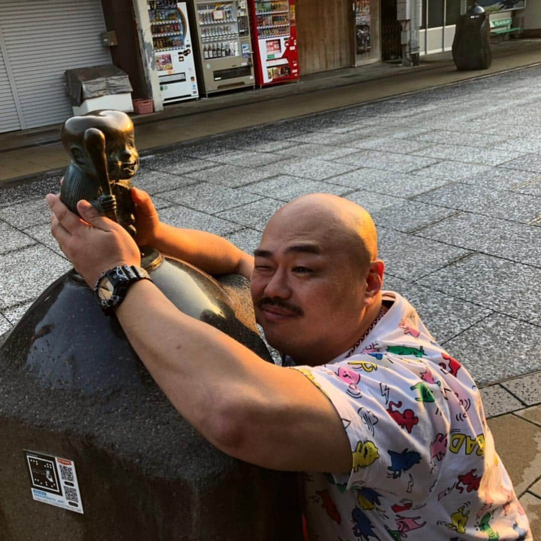 クロちゃんさんのインスタグラム写真 - (クロちゃんInstagram)「仏壇ちゃんが白川になってるしん！ 早く制限が解けたらいいしんねー。  昨日も濃ゆいメンバーがたくさん来てくれてたしん！  昨日全部ツイート出来なかったので東京戻ってきたらあげる！  ギャルも来てくれてたしんよー！  あと、ツイートの人達の書き込みが面白いとか言われるの、なんなのぉー(；ω；)」3月18日 10時21分 - kurochandesuwawa