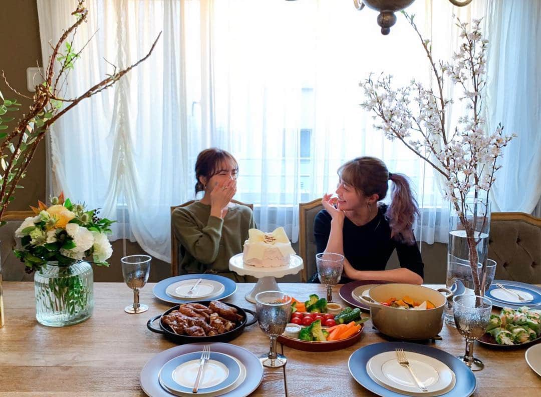 春名亜美さんのインスタグラム写真 - (春名亜美Instagram)「昨日は @annasumitani ちゃんのステキなお家で、 杏奈ちゃんの美味しすぎるお料理でお誕生日をお祝いしてもらいました😭💕 (お料理はこの後UPします🍗) おうちに到着したら、#最後の晩餐 級の長〜いダイニングテーブルに杏奈ちゃんの手料理が沢山並べてあって、まるで貴族のお誕生日のようにお祝いしていただきました😂👑🎂 娘ちゃんにはお手紙も頂き、朗読してもらって、ピアノ演奏までしてもらって感動だったな🥰 ・ 杏奈ちゃんとは出会ってもう、9年くらい？ 杏奈ちゃんと会うと私も頑張らないと！といつも思わせてくれる人✨ いつも本当にありがとう💕」3月18日 10時31分 - amiharunaami