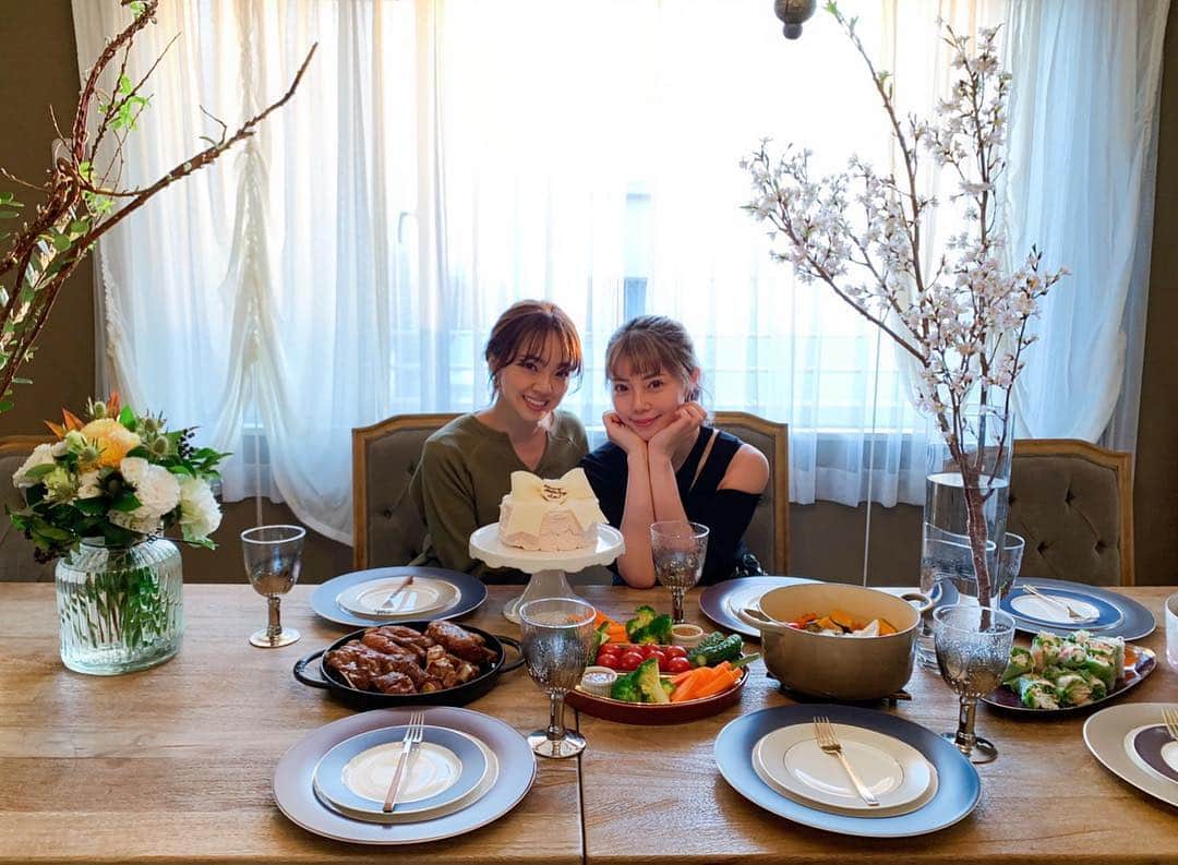 春名亜美さんのインスタグラム写真 - (春名亜美Instagram)「昨日は @annasumitani ちゃんのステキなお家で、 杏奈ちゃんの美味しすぎるお料理でお誕生日をお祝いしてもらいました😭💕 (お料理はこの後UPします🍗) おうちに到着したら、#最後の晩餐 級の長〜いダイニングテーブルに杏奈ちゃんの手料理が沢山並べてあって、まるで貴族のお誕生日のようにお祝いしていただきました😂👑🎂 娘ちゃんにはお手紙も頂き、朗読してもらって、ピアノ演奏までしてもらって感動だったな🥰 ・ 杏奈ちゃんとは出会ってもう、9年くらい？ 杏奈ちゃんと会うと私も頑張らないと！といつも思わせてくれる人✨ いつも本当にありがとう💕」3月18日 10時31分 - amiharunaami