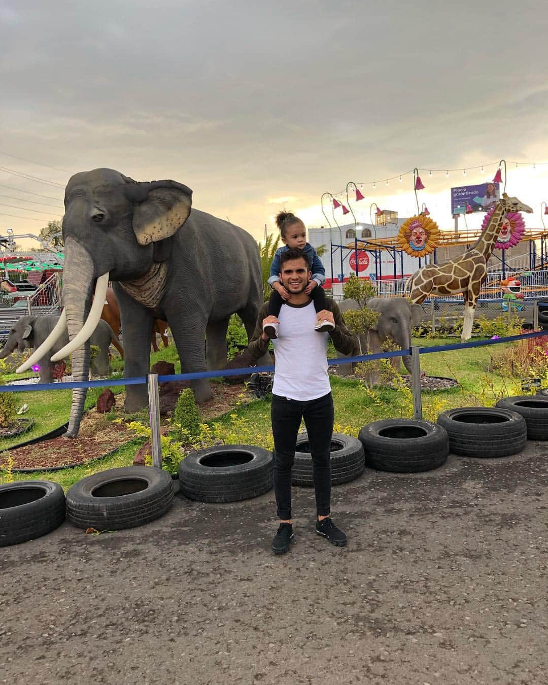 イヴァン・ガルシアさんのインスタグラム写真 - (イヴァン・ガルシアInstagram)「Domingo diferente , domingo de disfrutar con mi princesa en la feria .. 🐘🎪🎟 #papahija #SienpreJuntos ... deseo  que hayan tenido un fin de semana excelente 🙏🏻🙌🏻」3月18日 10時31分 - ivangarciapollo