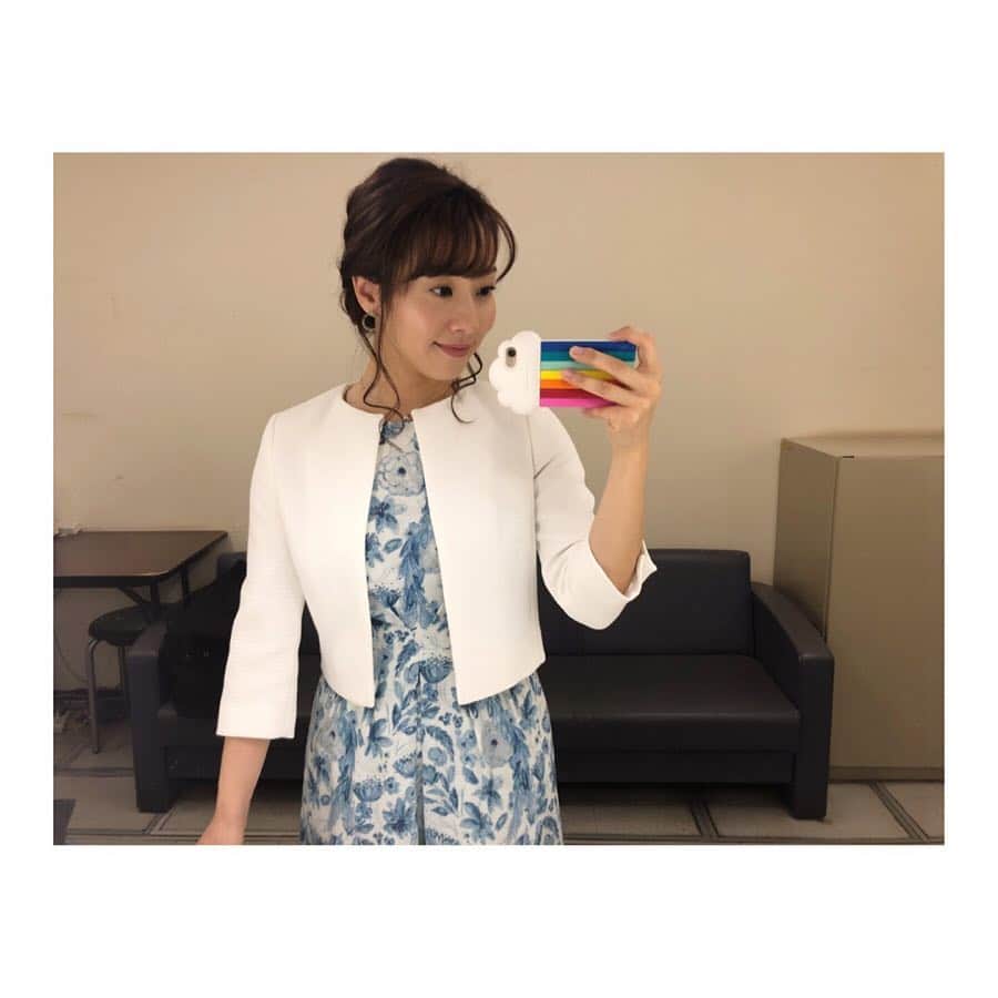 實石あづささんのインスタグラム写真 - (實石あづさInstagram)「. 今日の衣装は ジャケットにワンピース👗 . 早朝６時を迎える直前の 天カメから見る外の風景が しっかり朝🌞になっていて もう本当に春だなぁと 思いました🍀 花粉症の具合でも しっかりをそれを 実感していますが🤧🤧🤧 . #hairarrange #ヘアアレンジ #hairstyle #ヘアスタイル  #アップスタイル  #hairmake #ヘアメイク #ヘアメイクのきろく #フリーアナウンサー #tv #news #はやおき生活  #すっかり春 #いよいよ #春本番  #花粉症 も#😭😭😭」3月18日 10時32分 - azusa_jitsuishi