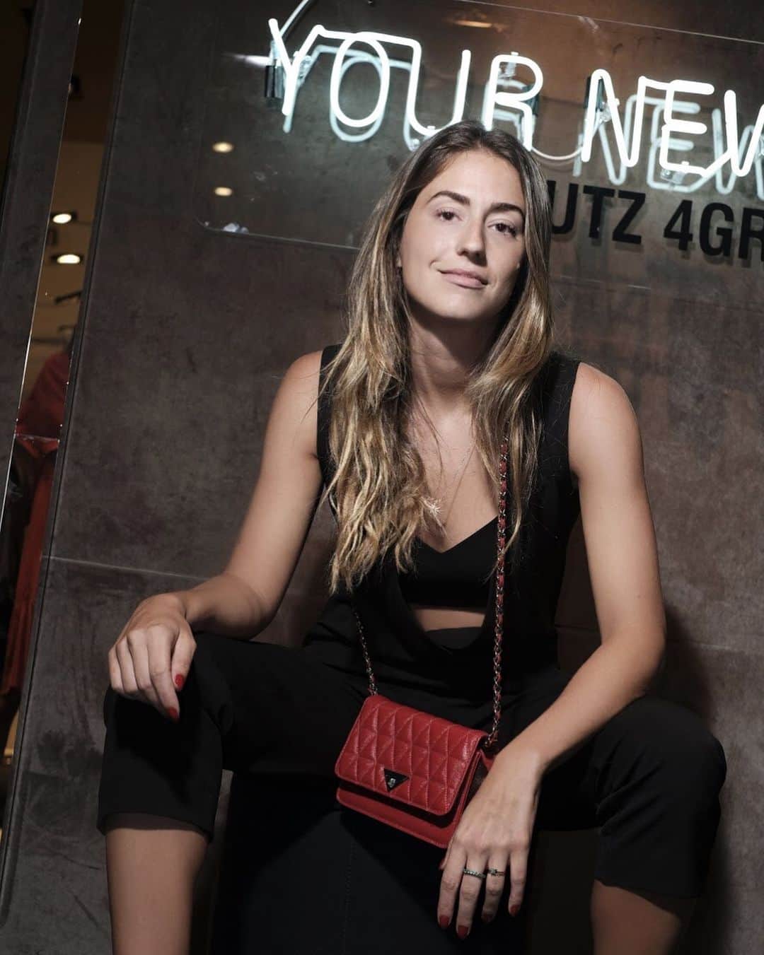 Schutzのインスタグラム：「SCHUTZ 4GRLS • Your New BFF  Os ícones Triangle, 944, Lorena e LIVE LOVE em shape crossbody. Hit no street style!  Na foto @sowagner usa 944, criada em 2015.  #schutz4girls #schutzhandbags」