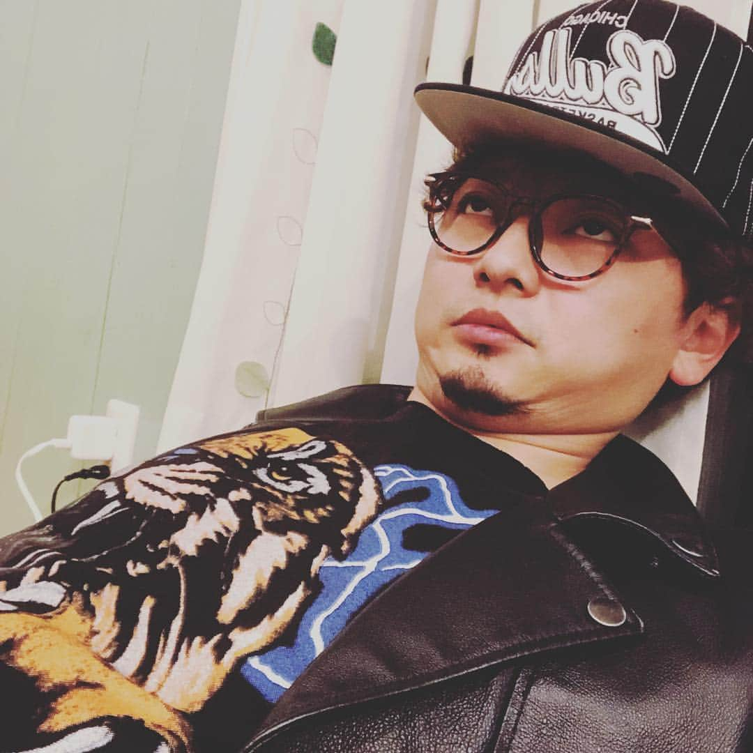 松野浩介さんのインスタグラム写真 - (松野浩介Instagram)「【223日目】 3月13日(水) レコーディングでした。 みんなより遅い入りにしてもらったにも関わらず、 歌うまでに9時間かかりました。 僕は相変わらずのほぼ一発撮り。 あきのりさんありがとうございました！ 乎都には全く会えませんでしたわ。 #ぺーぺー親父のくそ日記 #生後223日目 #生後7ヶ月 #赤ちゃん #女の子 #親父 #娘 #奥さん #松野家 #夫婦 #親子 #家族写真 #松野浩介 #森岡朋奈 #theだいじょぶズ #レコーディング #うた一発 #みそ一発 #美味しい」3月18日 10時30分 - kosuke_matsuno