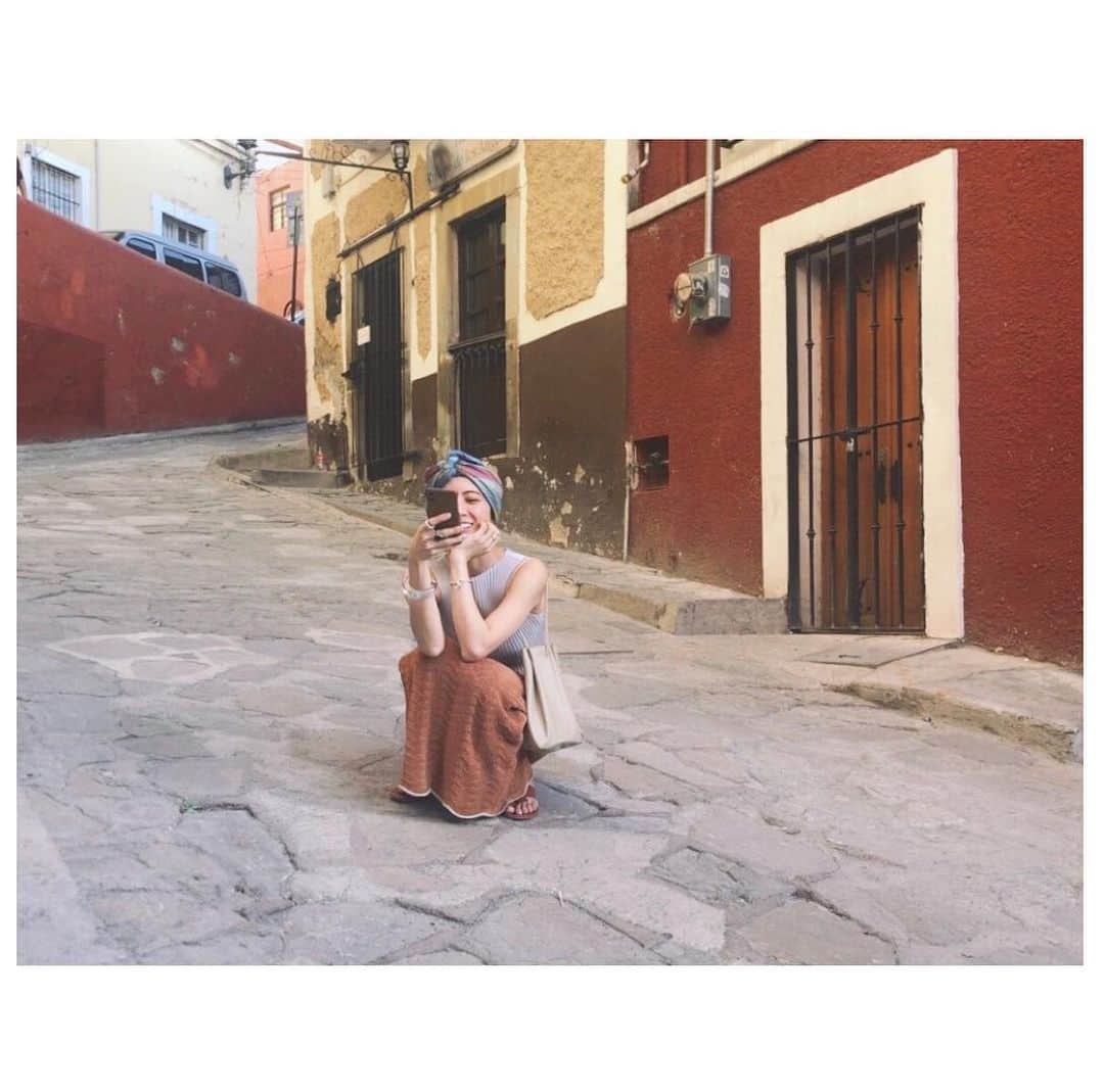吉田怜香さんのインスタグラム写真 - (吉田怜香Instagram)「この日もカラフルな街並みに合わせた #よしだ_服 色と色。ニットとニット。 あたまに巻いたスカーフはヴィンテージの @hermes  あとは @todayful_official の夏ものです⚪️ . #メキシコ #グアナファト #よしだ_旅」3月18日 16時03分 - reikayoshida_
