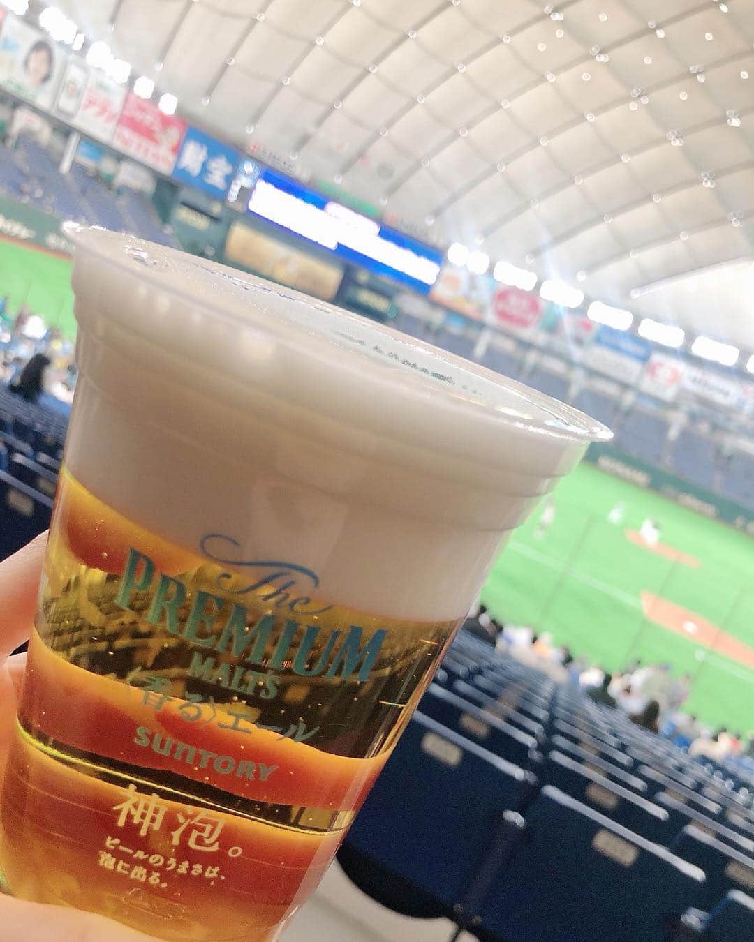藤江れいなさんのインスタグラム写真 - (藤江れいなInstagram)「観戦中のビール堪らん🥺🍺 昼間っから飲む…幸せーーー💚 #東京ドーム #ビール #野球」3月18日 15時56分 - 01nyan0201