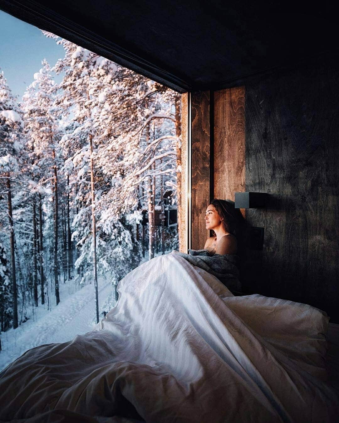 Discover Earthさんのインスタグラム写真 - (Discover EarthInstagram)「Is there anything better than a warm and comfy bed during wintertime ? Well actually, a view like this one does ! Tag the people you would want to spend some time in a place like this with ! ❄️🇸🇪 — 📍#DiscoverSweden — 📸 Photos by @ChelseaKauai ​」3月18日 15時58分 - discoverearth