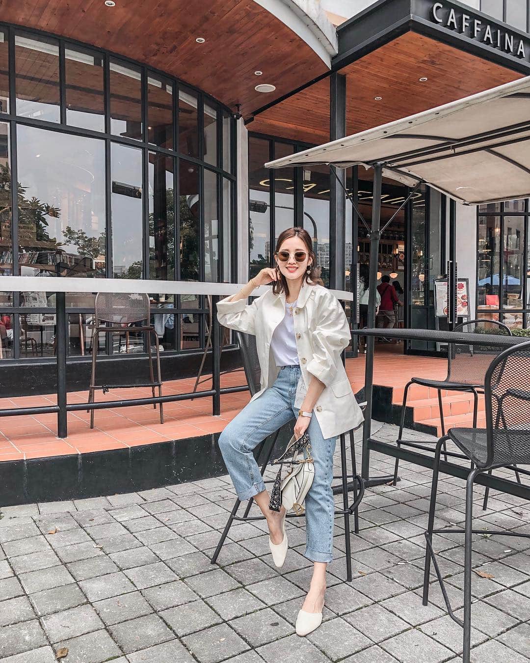 Lilian莉安さんのインスタグラム写真 - (Lilian莉安Instagram)「- 穿風衣的季節💛 OOTD 很少看到短版米白色風衣，搭配琥珀釦跟俐落版型 好看又好搭～ 牛仔褲愛慘，版型穿起來超美 All by⋯ @tuday_official  #outfits #springlook #whatiwore #tuday_official」3月18日 15時58分 - itslilian1002